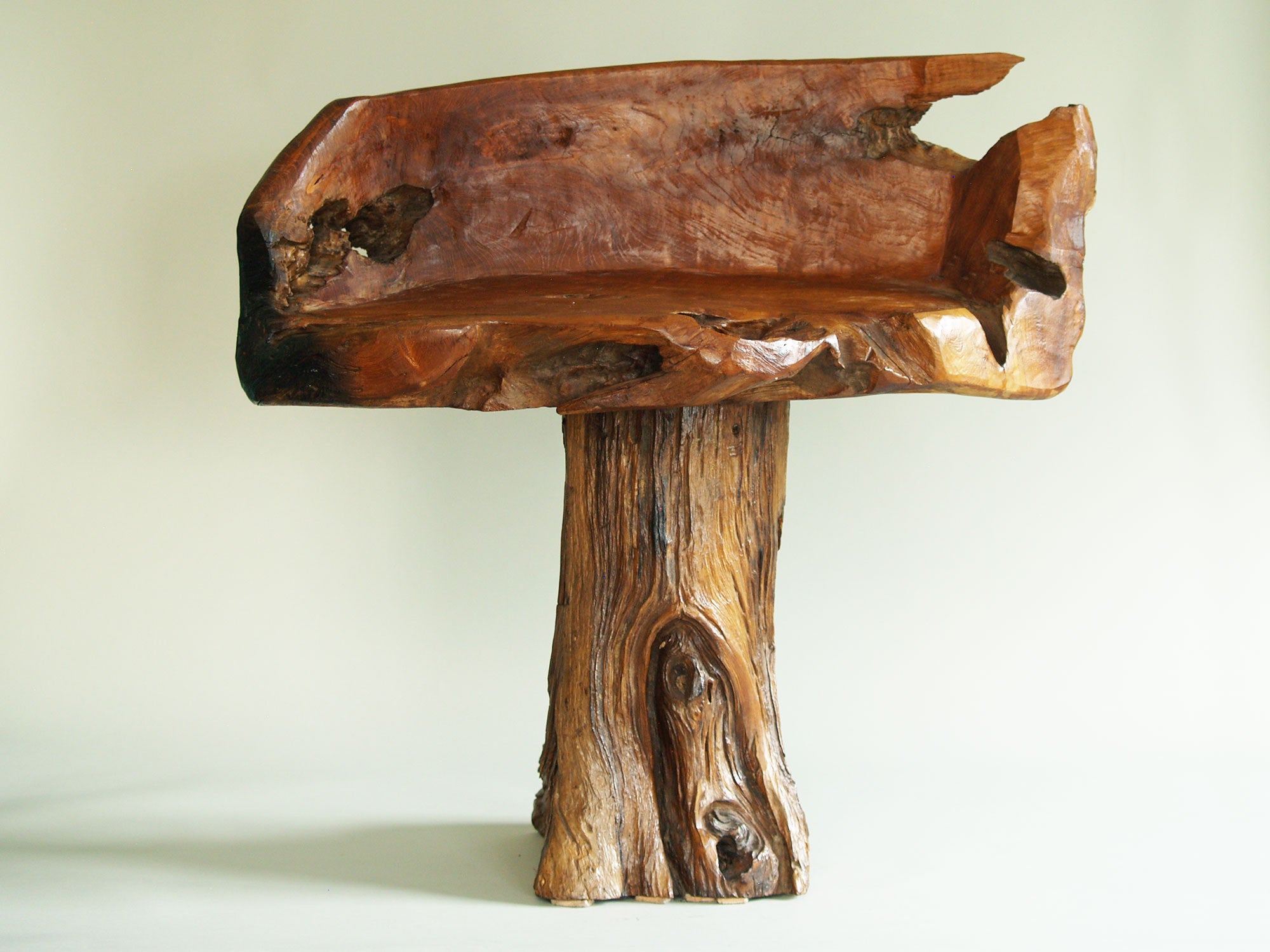 Fauteuil "primitiviste" en bois sculpté, France (vers 1970)..Dug-out natural wood Chair, France (circa 1970)