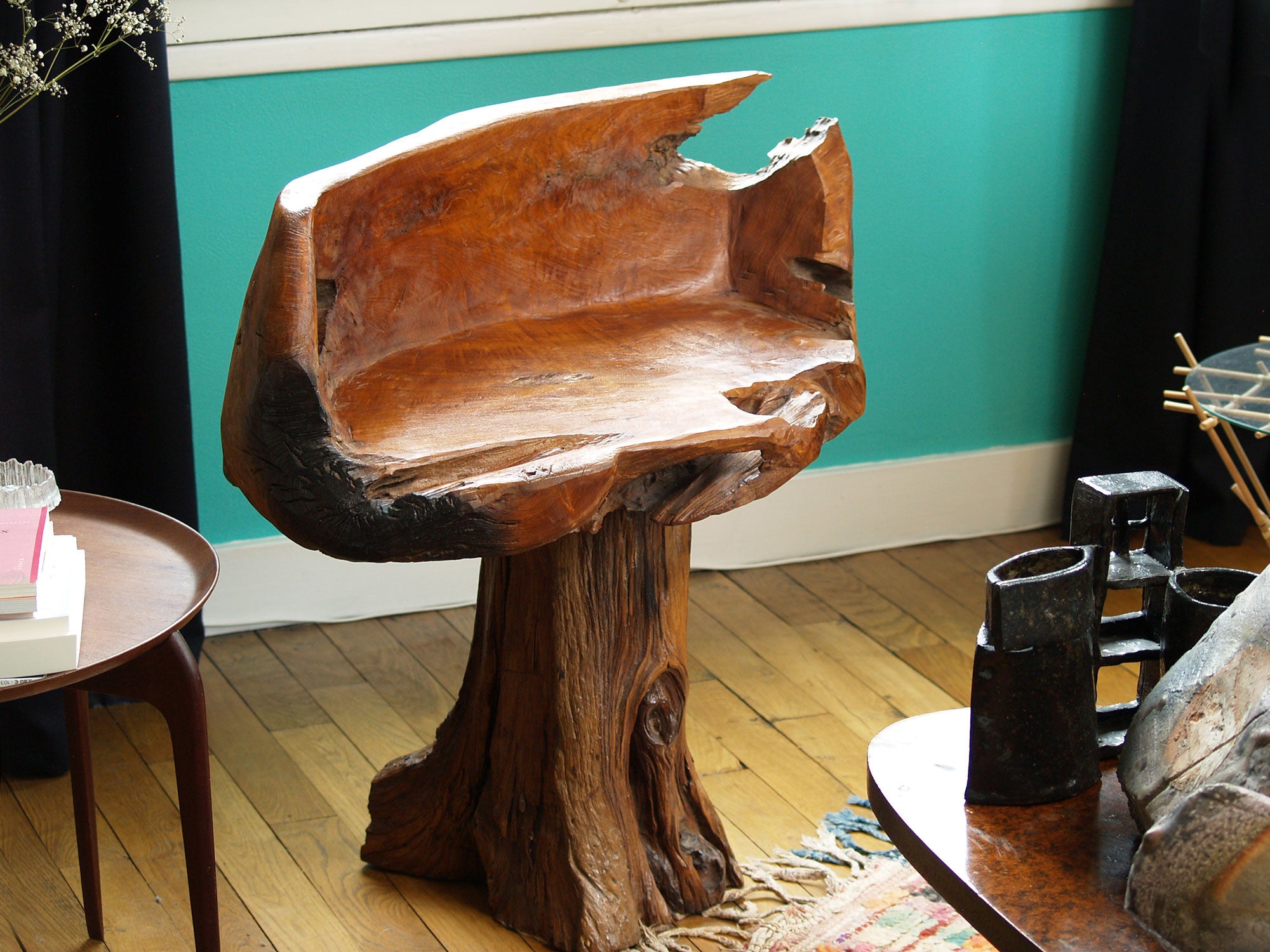 Fauteuil "primitiviste" en bois sculpté, France (vers 1970)..Dug-out natural wood Chair, France (circa 1970)