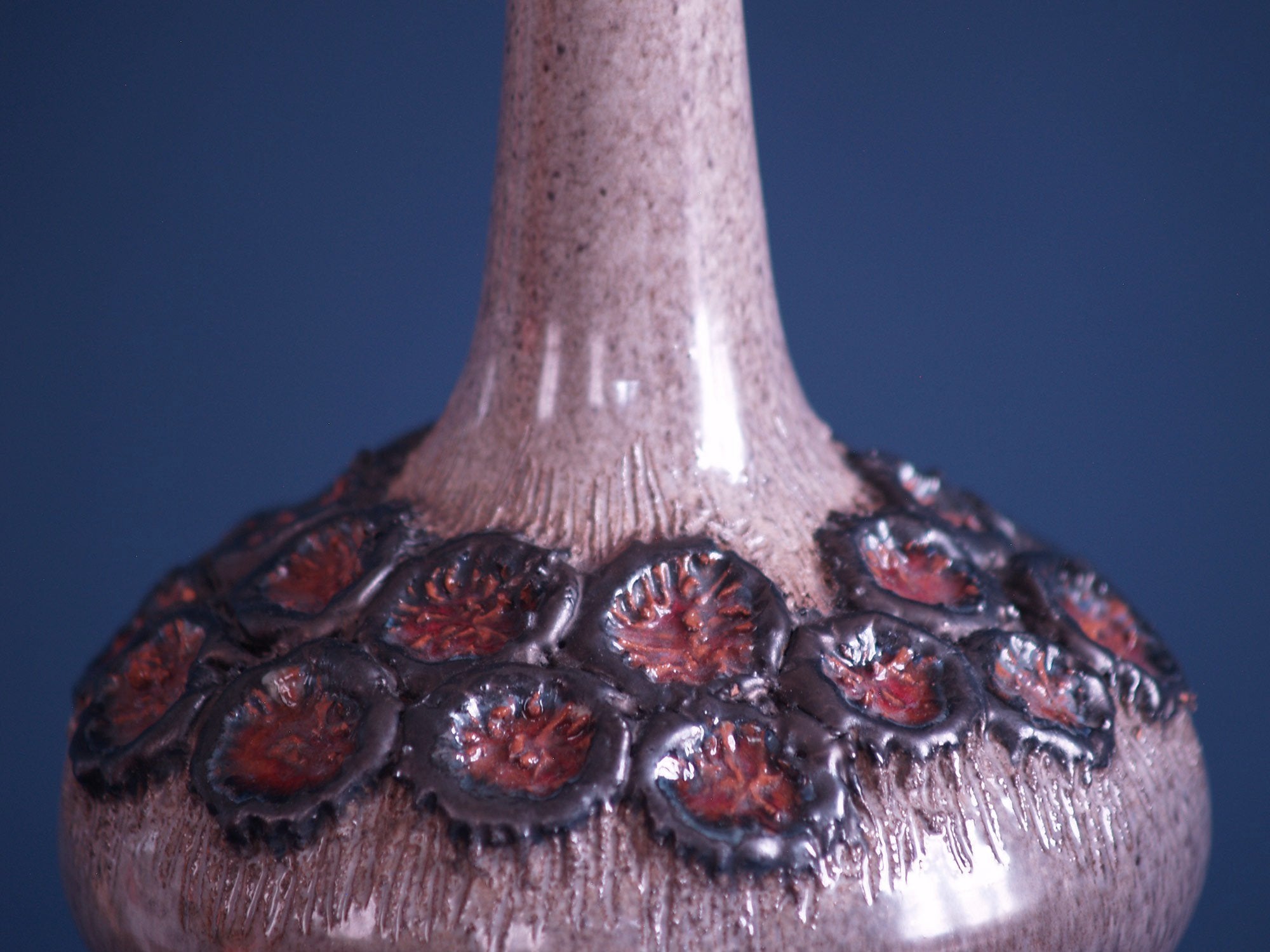 Grand vase bouteille par Elisabeth Vandeweghe pour Perignem, Belgique (vers 1970)..Outstanding bottle-shaped Elisabeth Vandeweghe Vase by Perignem, Belgium (circa 1970)