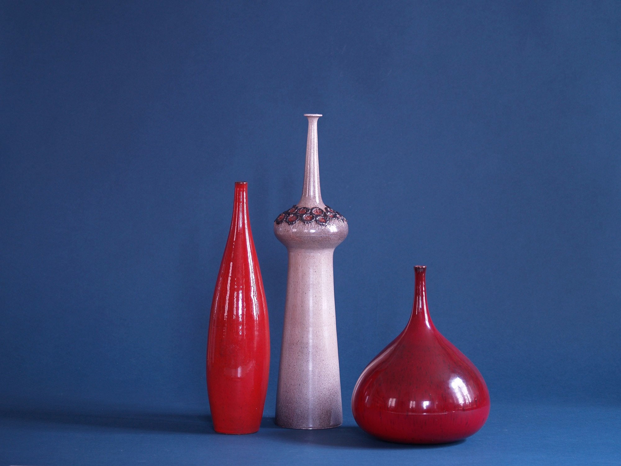Grand vase bouteille par Elisabeth Vandeweghe pour Perignem, Belgique (vers 1970)..Outstanding bottle-shaped Elisabeth Vandeweghe Vase by Perignem, Belgium (circa 1970)