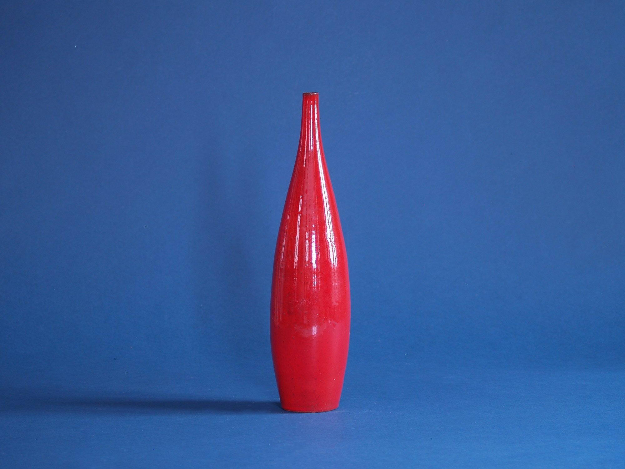 Vase bouteille de Rogier Vandeweghe pour Amphora, Belgique (vers 1962)..Bottleshaped Vase by Rogier Vandeweghe for Amphora, Belgium (circa 1962)