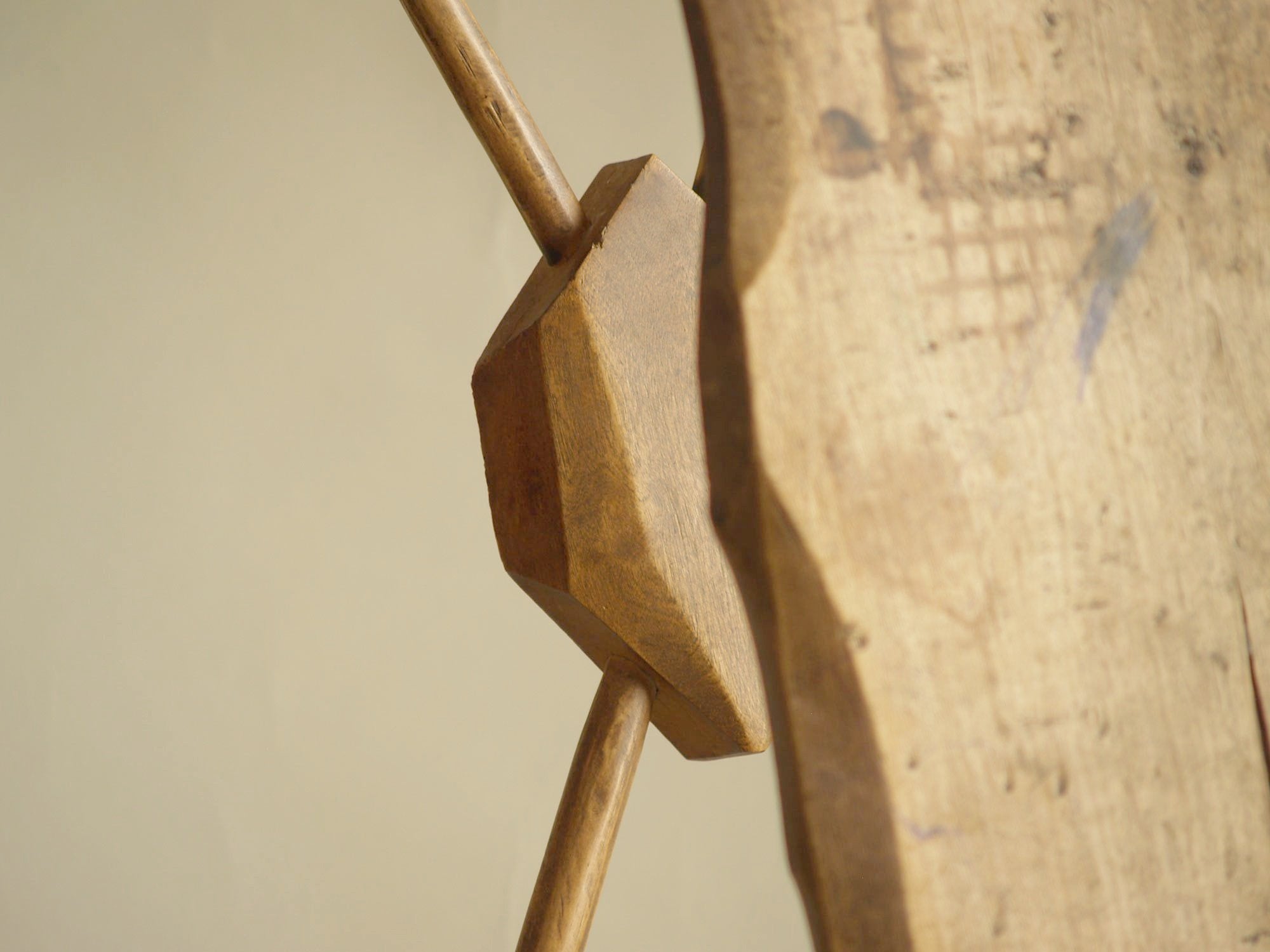 Table d'appoint ou banc wabi sabi en bois sculpté, Europe du Nord (vers 1950)..shepherd’s wabi sabi natural wood bench or table, Northern Europe (circa 1950)