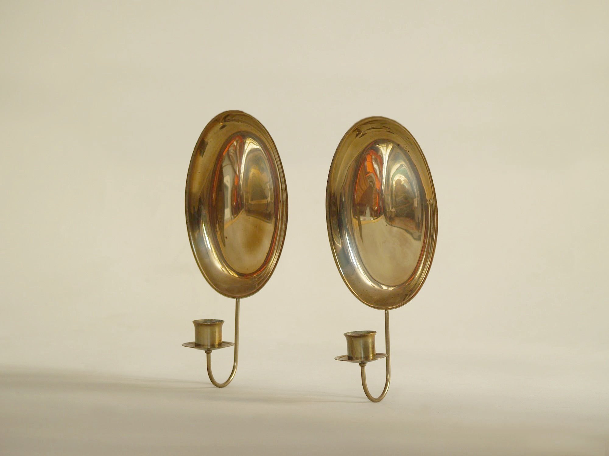 Paire de miroirs d’applique gustavien en laiton, Suède (vers 1900)..Pair of gustavian folk brass wall hanging candle holders, Sweden (circa 1900)