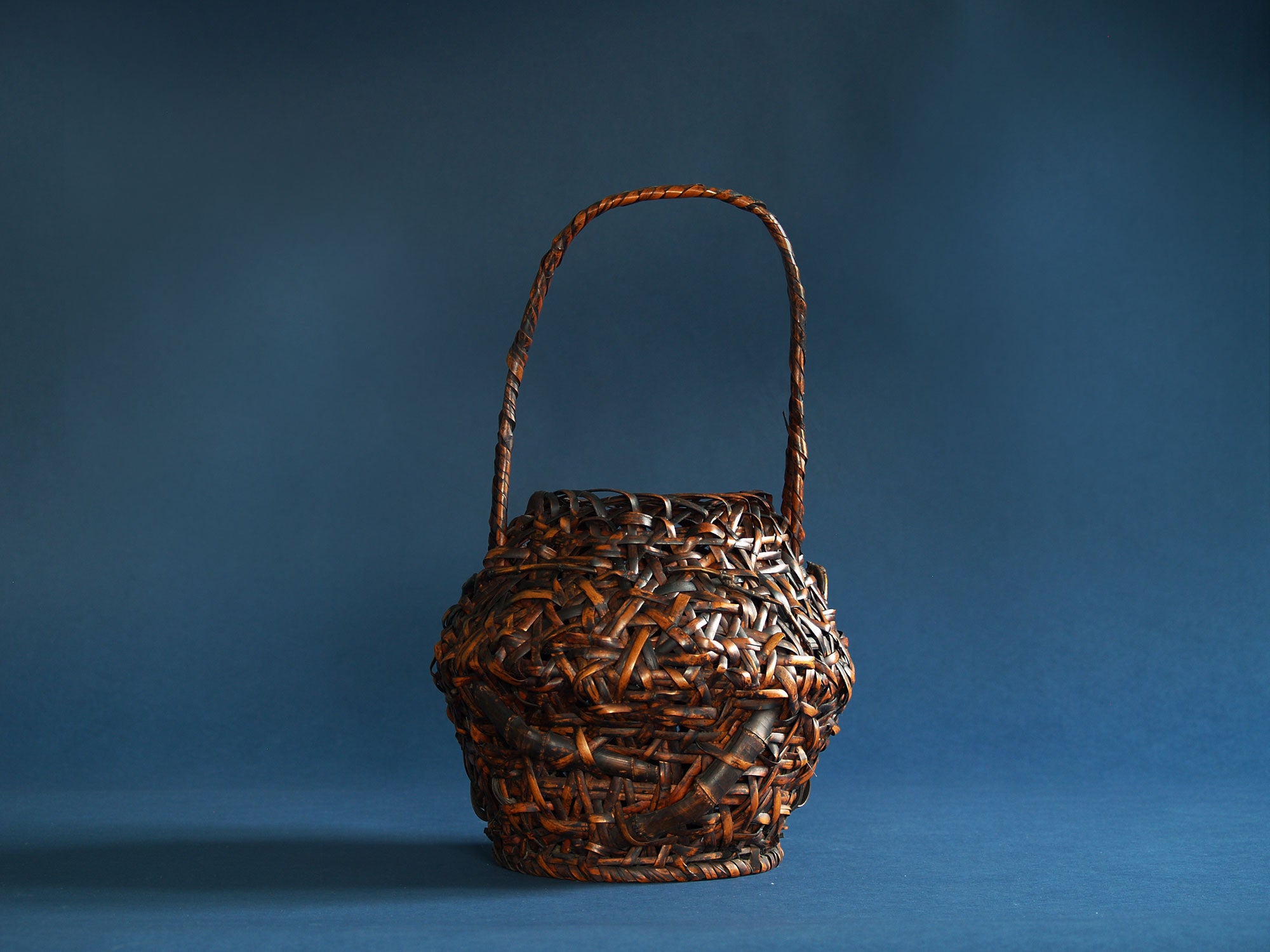 Vase / Panier hanakago à anse pour l'ikebana, Japon (début du XXe siècle)..Hanakago Ikebana Flower vase with handle, Japan (Early XXth century)