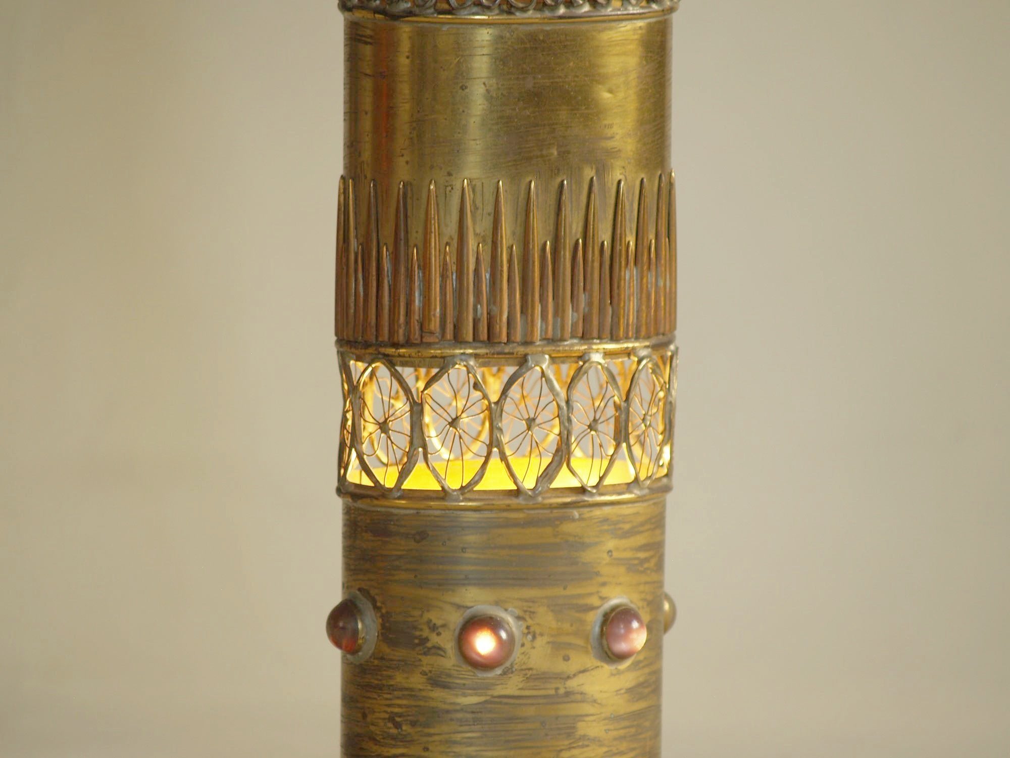 Lampe de table brutaliste en laiton par Jacque d'Aubres, France (années 1970)..Brutalist brass table lamp by Jacque d'Aubres, France (1970)