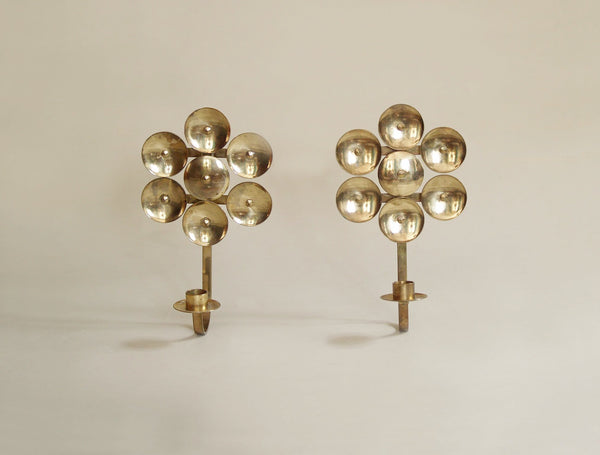 Paire de miroirs d’applique en laiton par Kee Mora, Suède (vers 1950)..Pair of folk brass wall hanging candle holders by Kee Mora, Sweden (circa 1950)