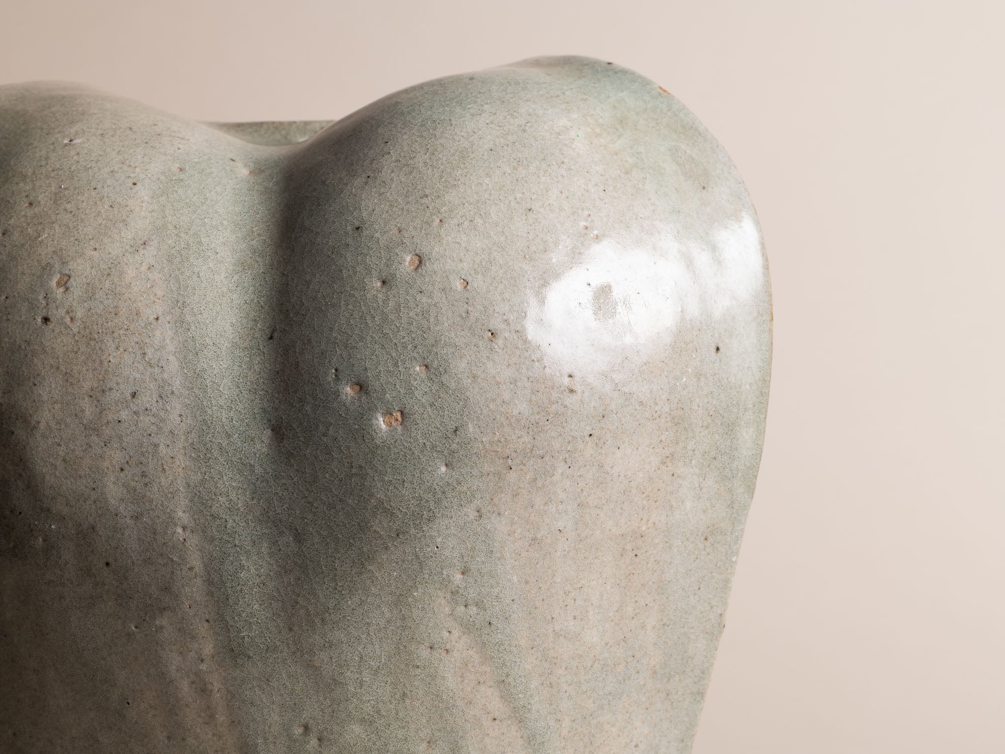 Important vase biomorphique en grès céladon de François Baumlin, France (vers 1970)..Biomorphic stoneware celadon vase by François Baumlin, France (circa 1970)