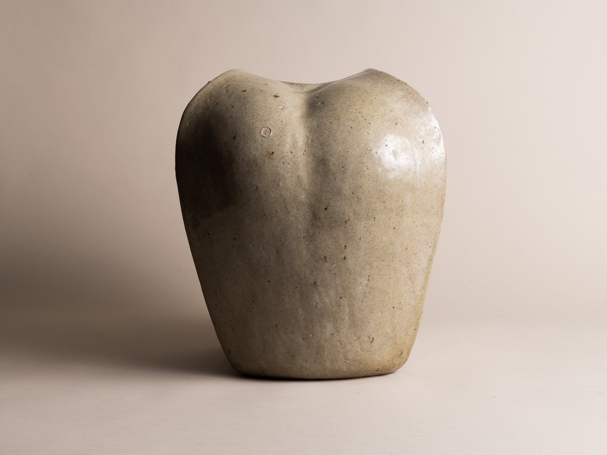 Important vase biomorphique en grès céladon de François Baumlin, France (vers 1970)..Biomorphic stoneware celadon vase by François Baumlin, France (circa 1970)