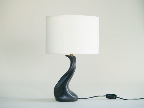 Lampe de table de forme libre noire, France (vers 1950)..Free form biomorphic table lamp, France (circa 1950)