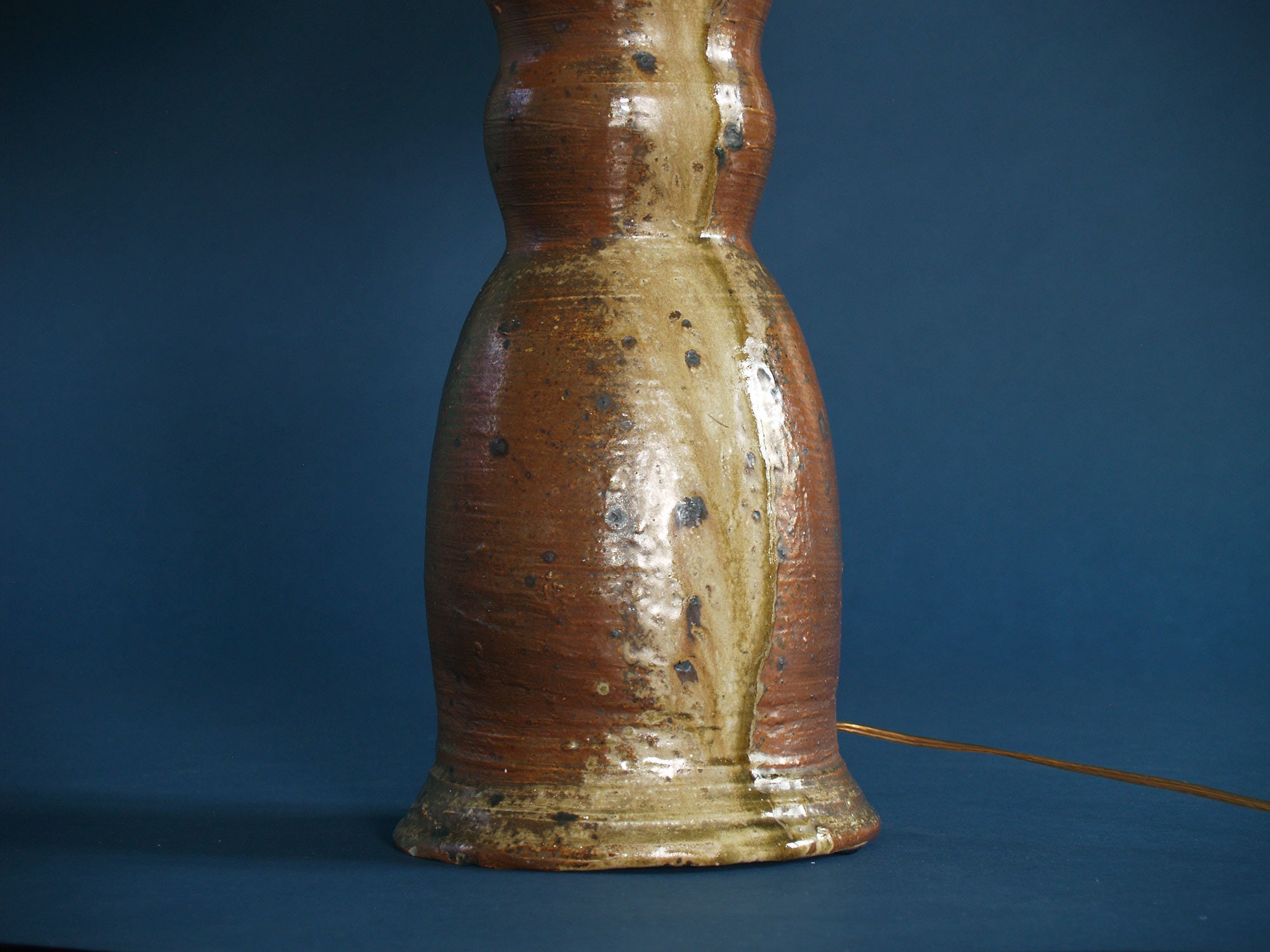 Lampe anthropomorphe en grès de La Borne, France (vers 1955)..Anthropomorphic stoneware lamp from La Borne, France (circa 1955)