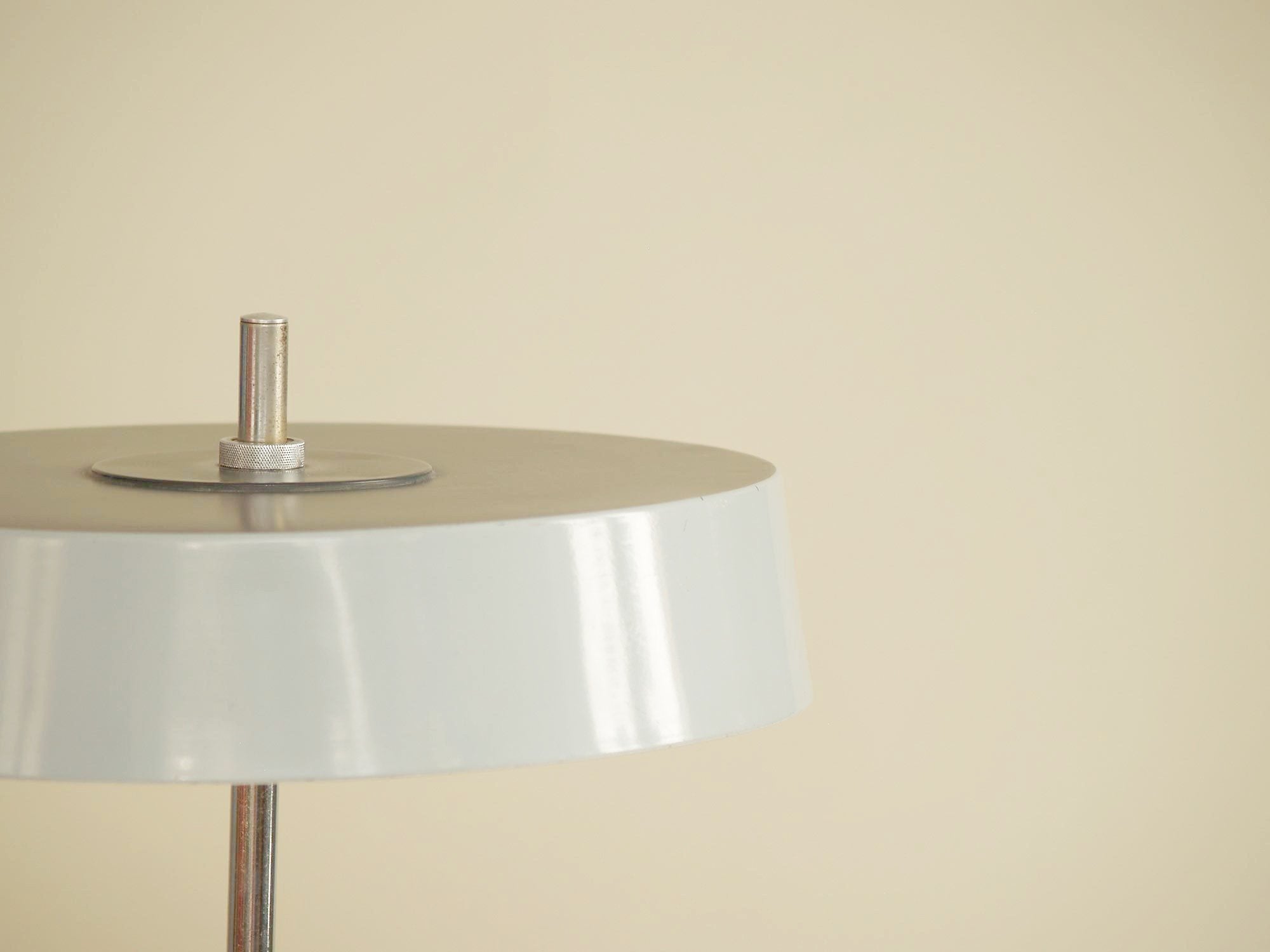 Lampe de table moderniste attribuée à Louis Kalff pour Philips, Pays-Bas (vers 1960)..Modernist minimalist Lamp attributed to Louis Kalff for Philips, Netherlands (circa 1960)