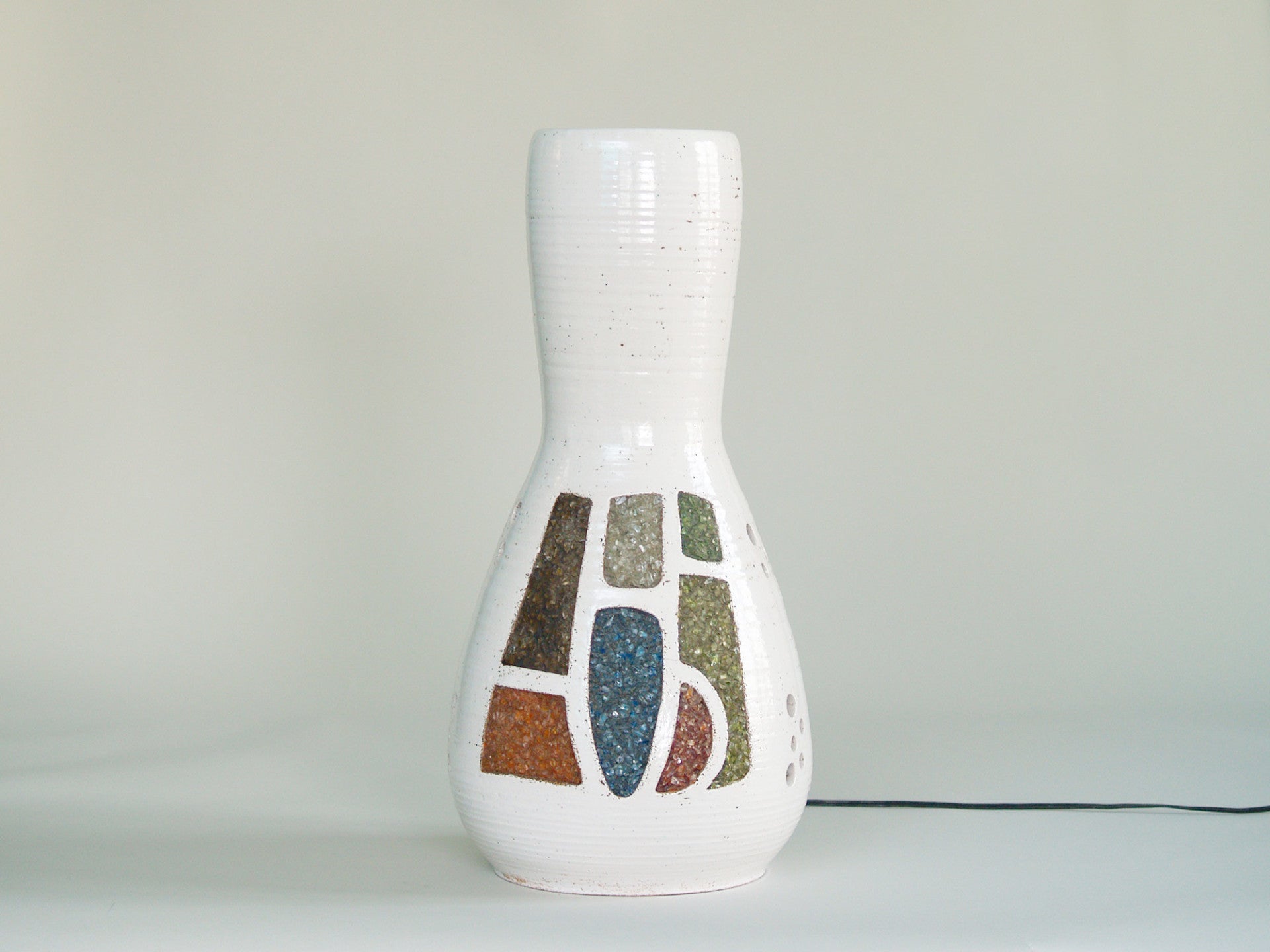 Lampe&#x2011;vase sculpturale des Potiers d’Accolay, France (vers 1968)..Sculptural Lamp&#x2011;vase by les Potiers d’Accolay, France (circa 1968)
