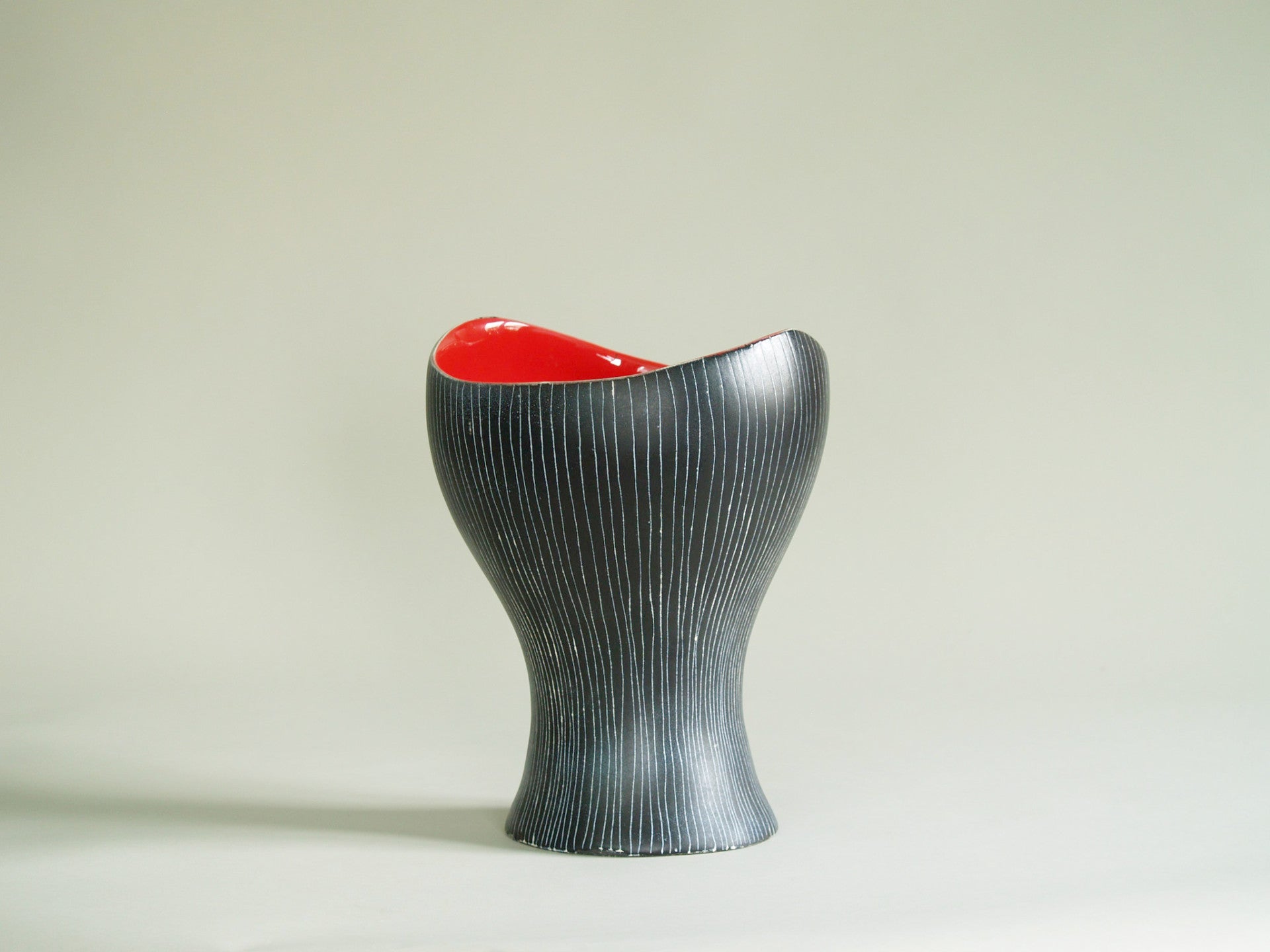 Vase corolle de Jean de Lespinasse, France (vers 1958)..Free form Vase by Jean de Lespinasse, France (circa 1958)