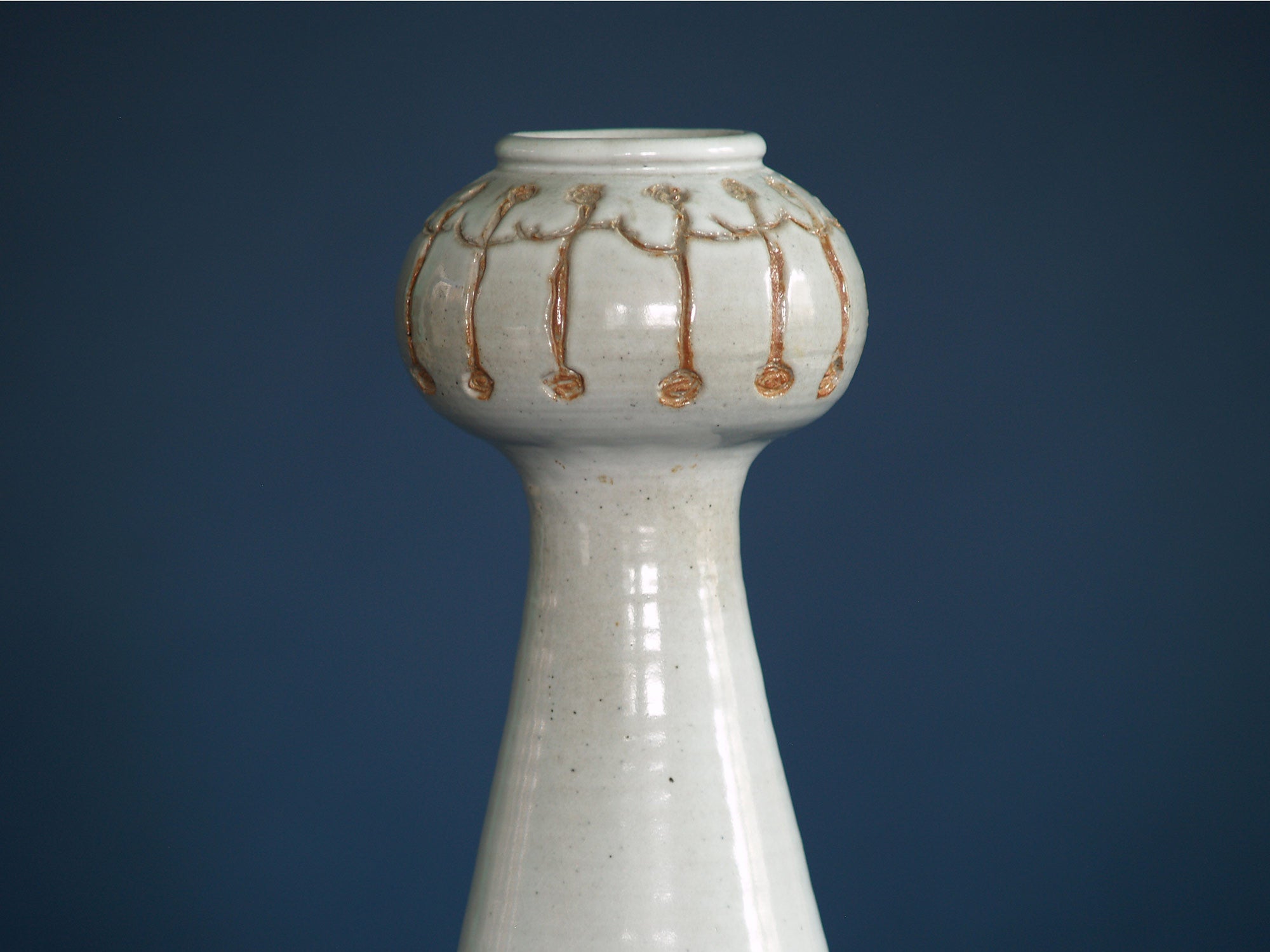 Vase en grès de Guillaume Met de Penninghen, France (vers 1950)..Sculptural vase by  Guillaume Met de Penninghen, France (circa 1950)