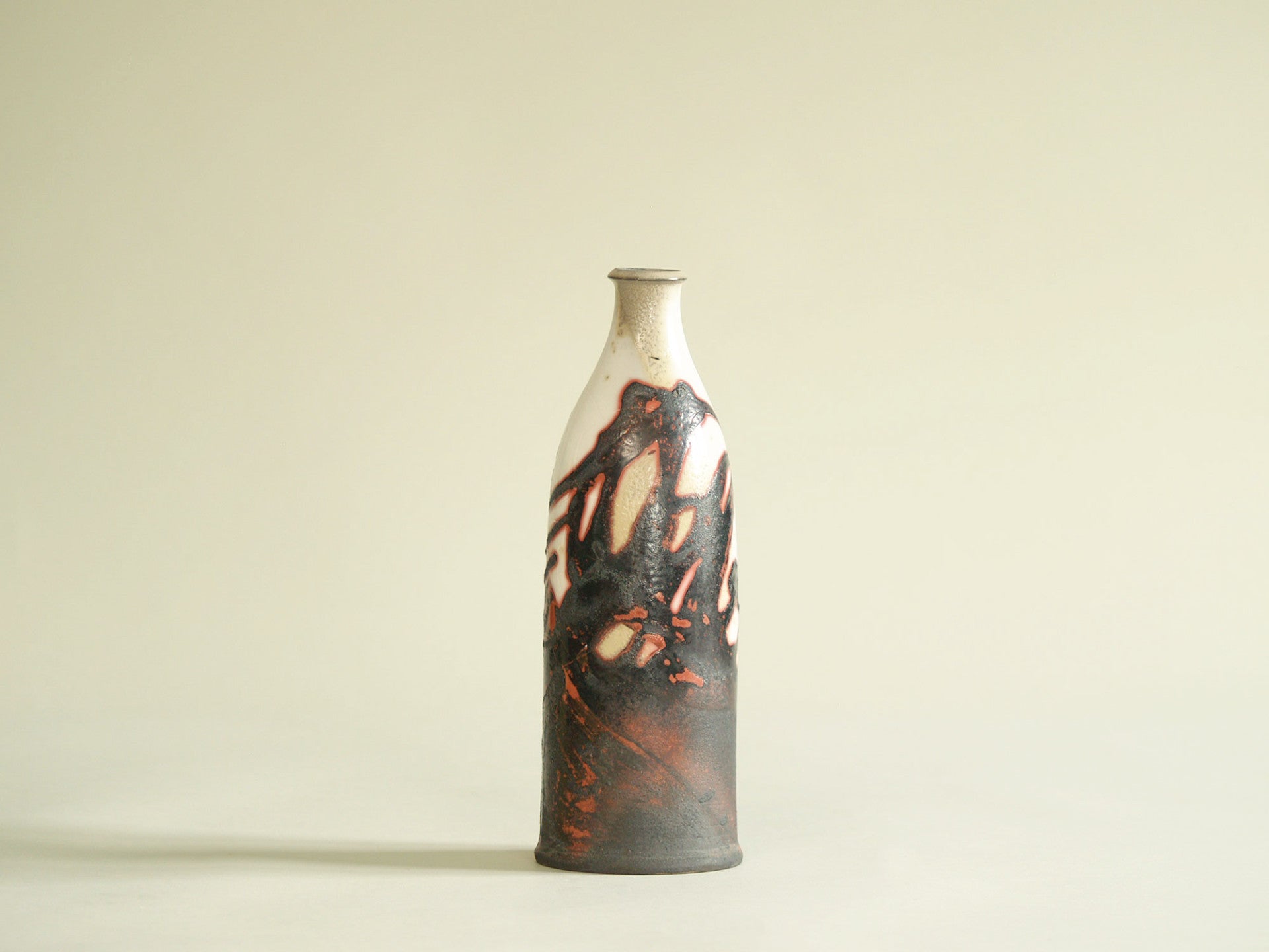 Vase&#x2011;bouteille d'Olivier Roy, France (vers 1986)..Vase by Olivier Roy, France (ca. 1986)