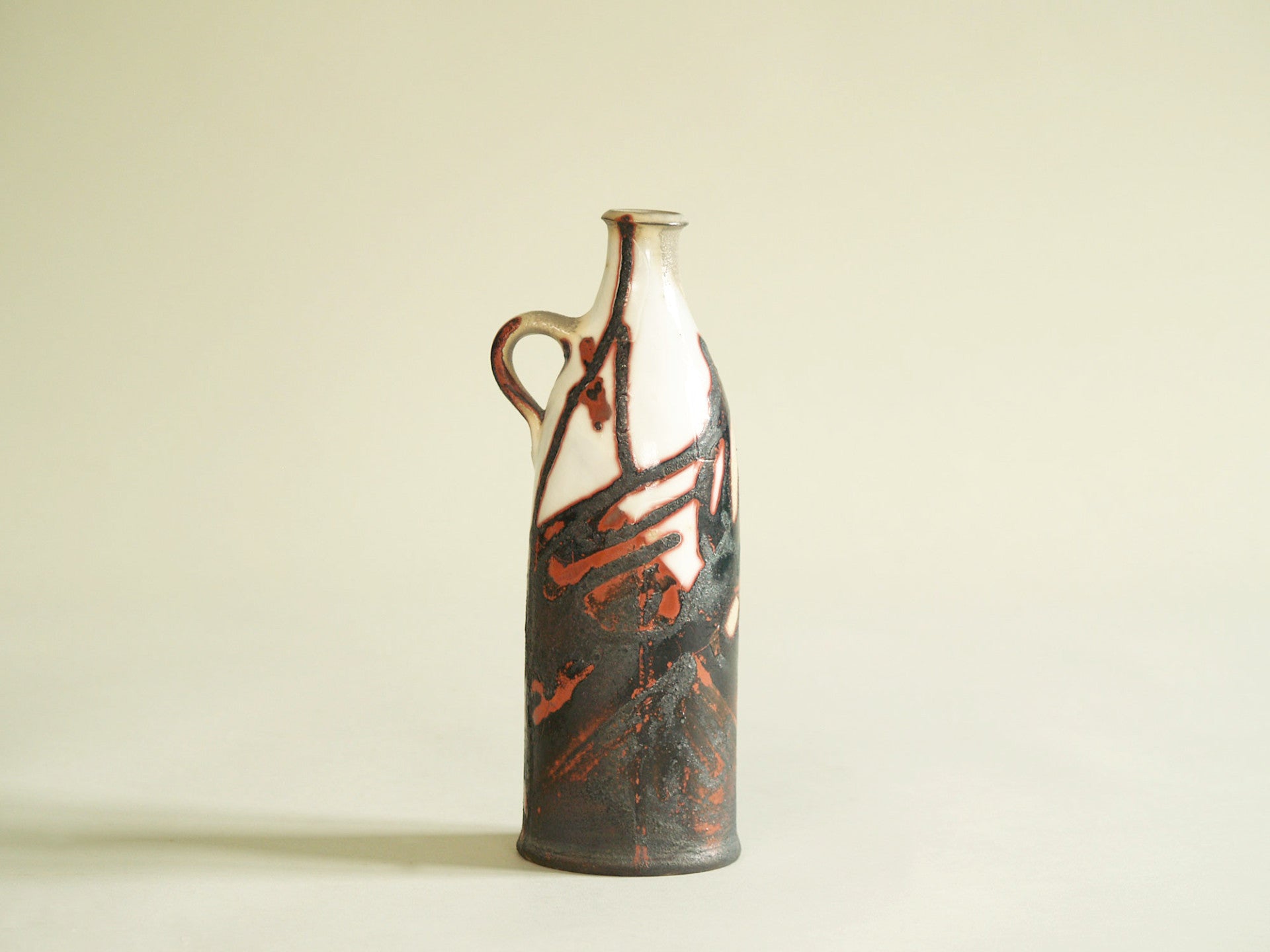 Vase&#x2011;bouteille d'Olivier Roy, France (vers 1986)..Vase by Olivier Roy, France (ca. 1986)