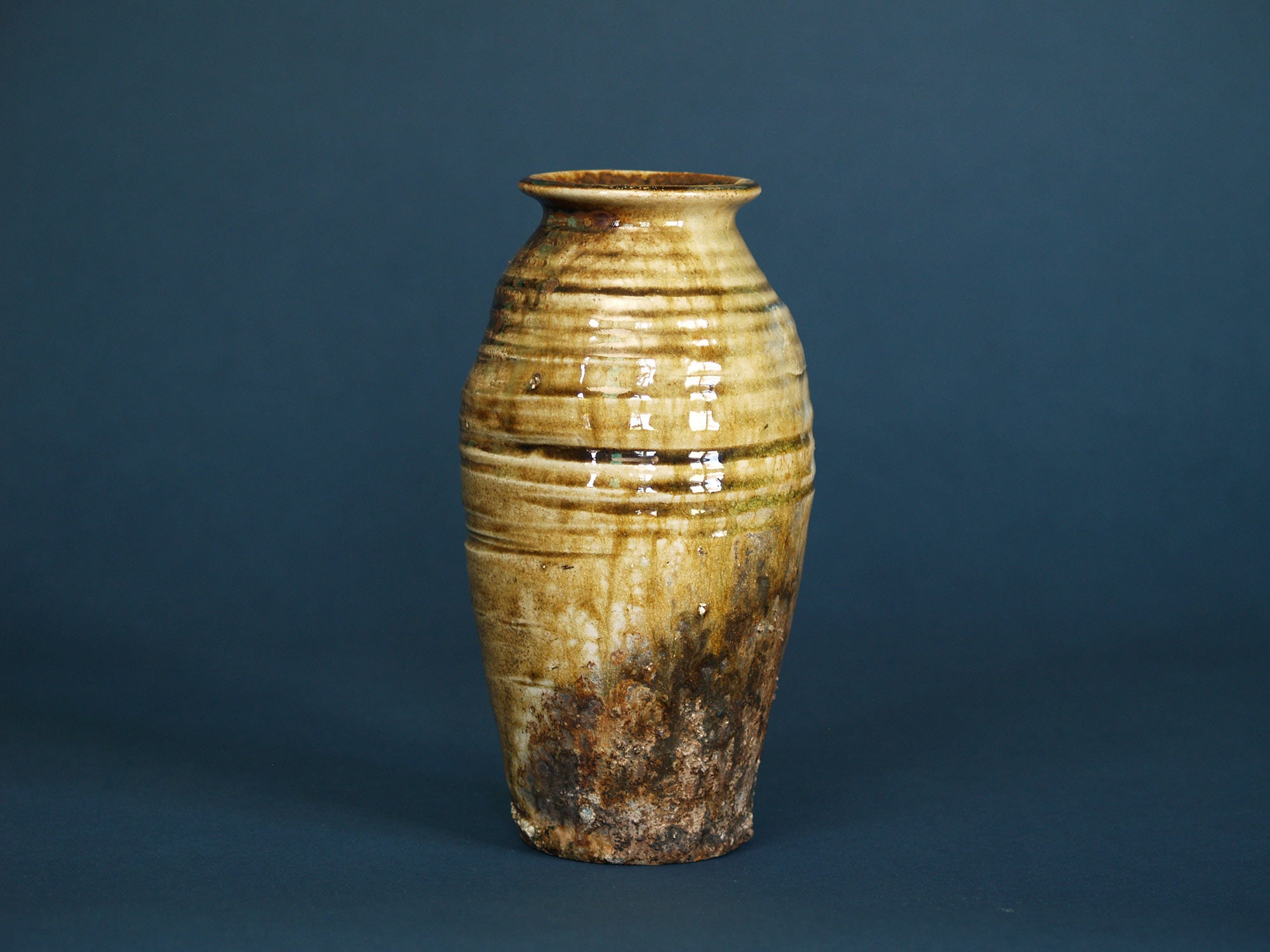 Vase hanaire ovoïde de Shigaraki, Japon (vers 1970)..Ovoid hanaire Shigaraki ware vase, Japan (ca. 1970)