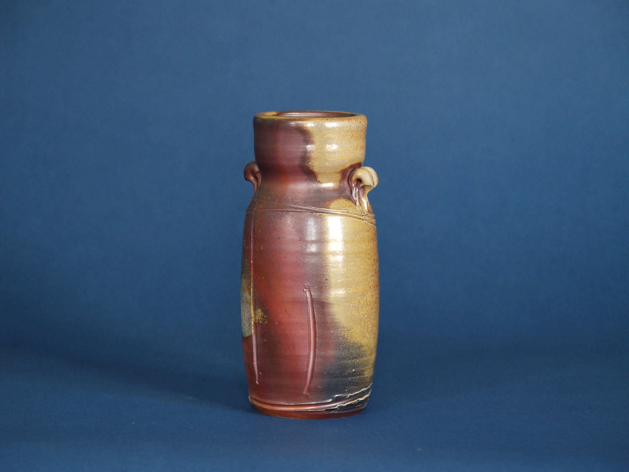 Vase Hanaire scarifié à anses de Bizen, Japon (vers 1980)..Hanaire Bizen ware vase, Japan (ca. 1980)