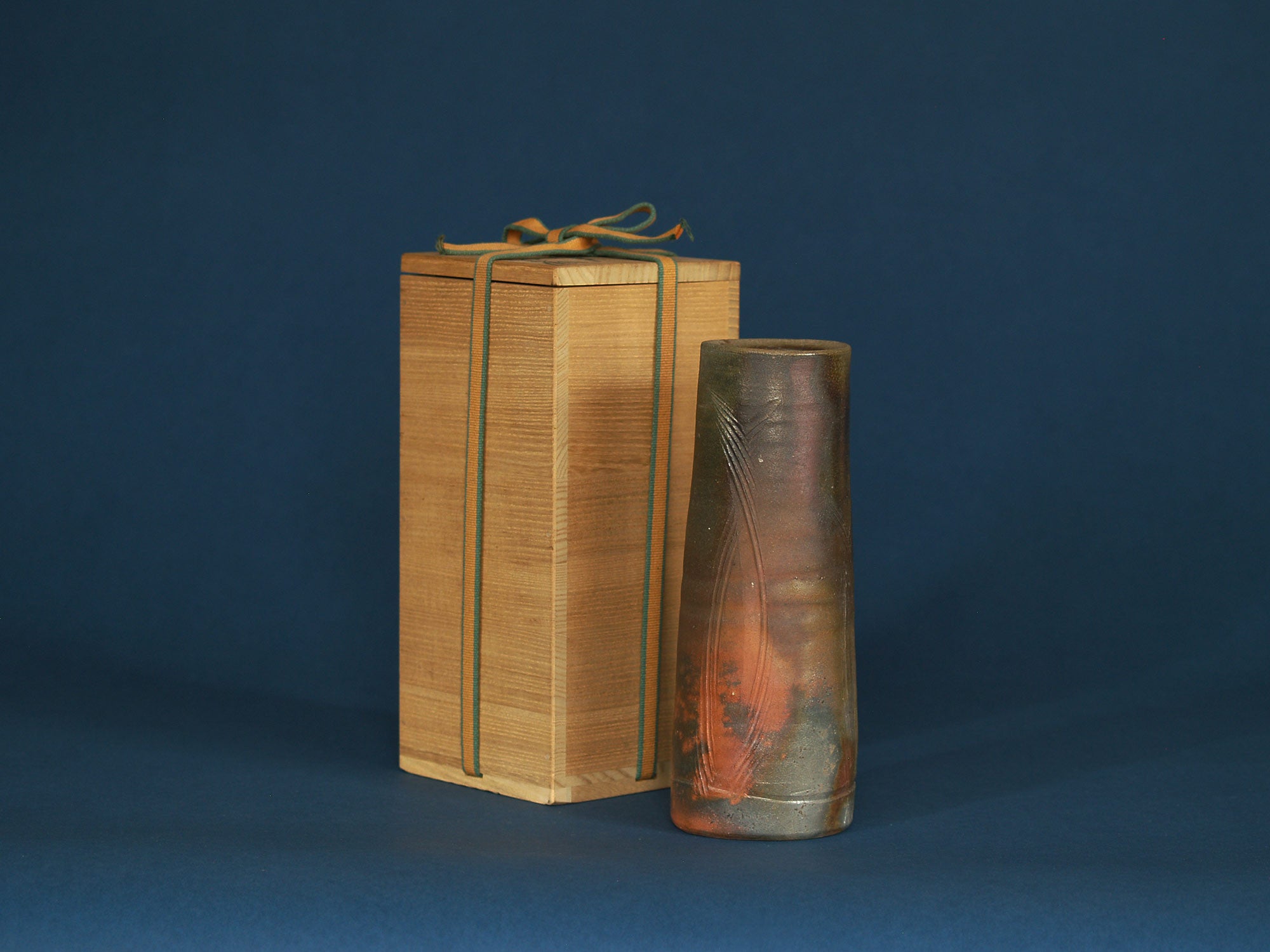 Vase hanaire scarifié de Sato Keishu, Japon (vers 1980)..Scarified Bizen ware vase by Sato Keishu, Japan (ca. 1980)