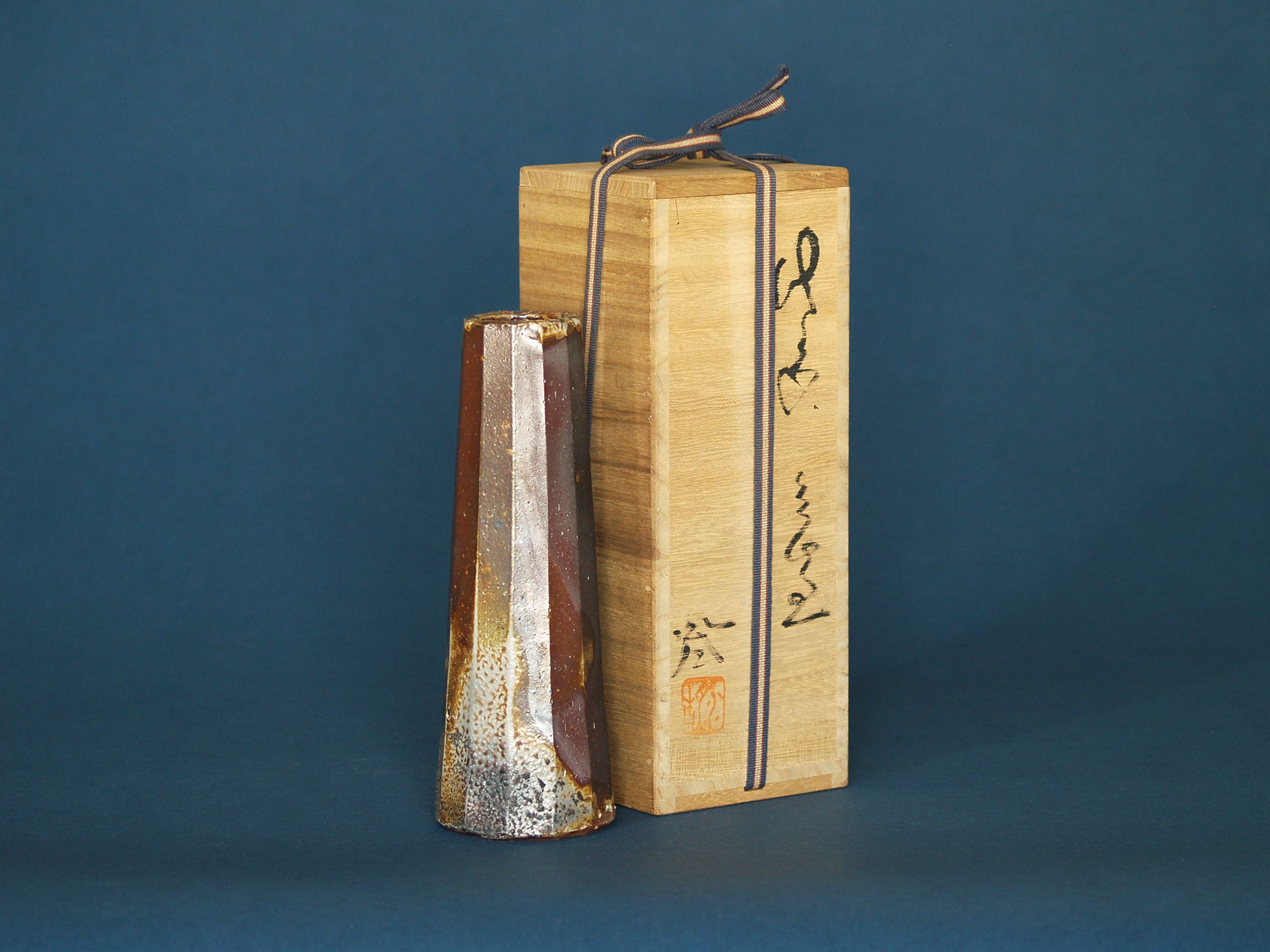 Vase Mentori de Mizutani Kiyoshi, Japon (vers 1980)..Chamfered Mentori Bizen ware vase by Mizutani Kiyoshi, Japan (ca. 1980)