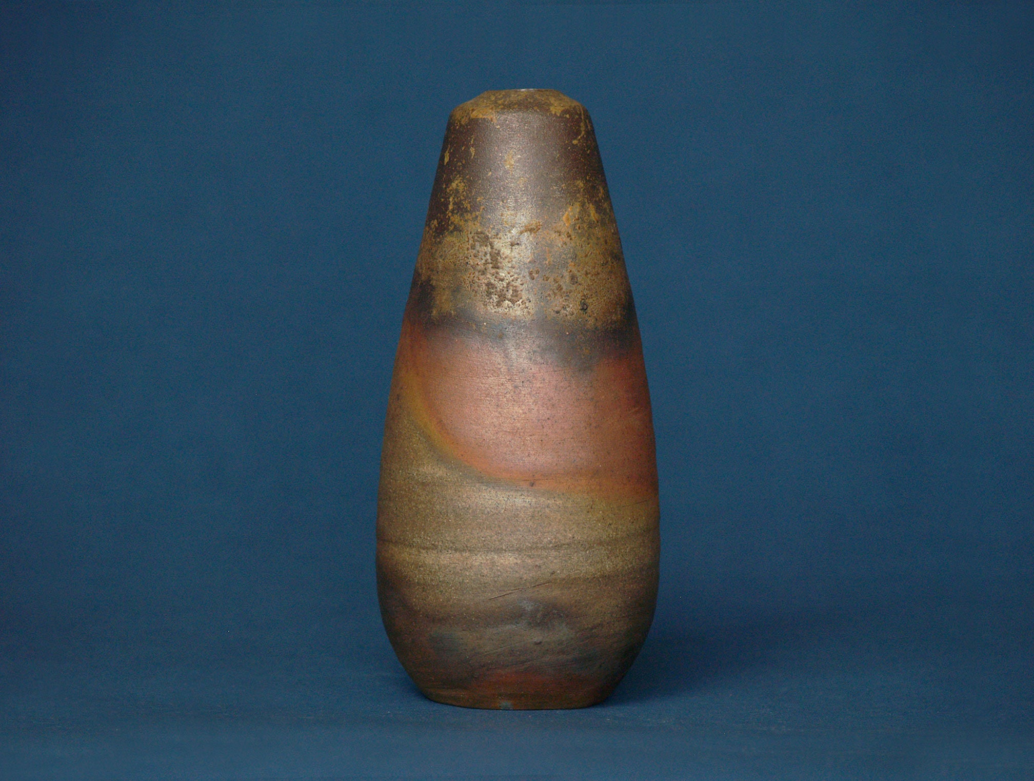 Vase ovoïde fuselé de Bizen, Japon (vers 1980)..Ovoid Bizen ware vase, Japan (ca. 1980)