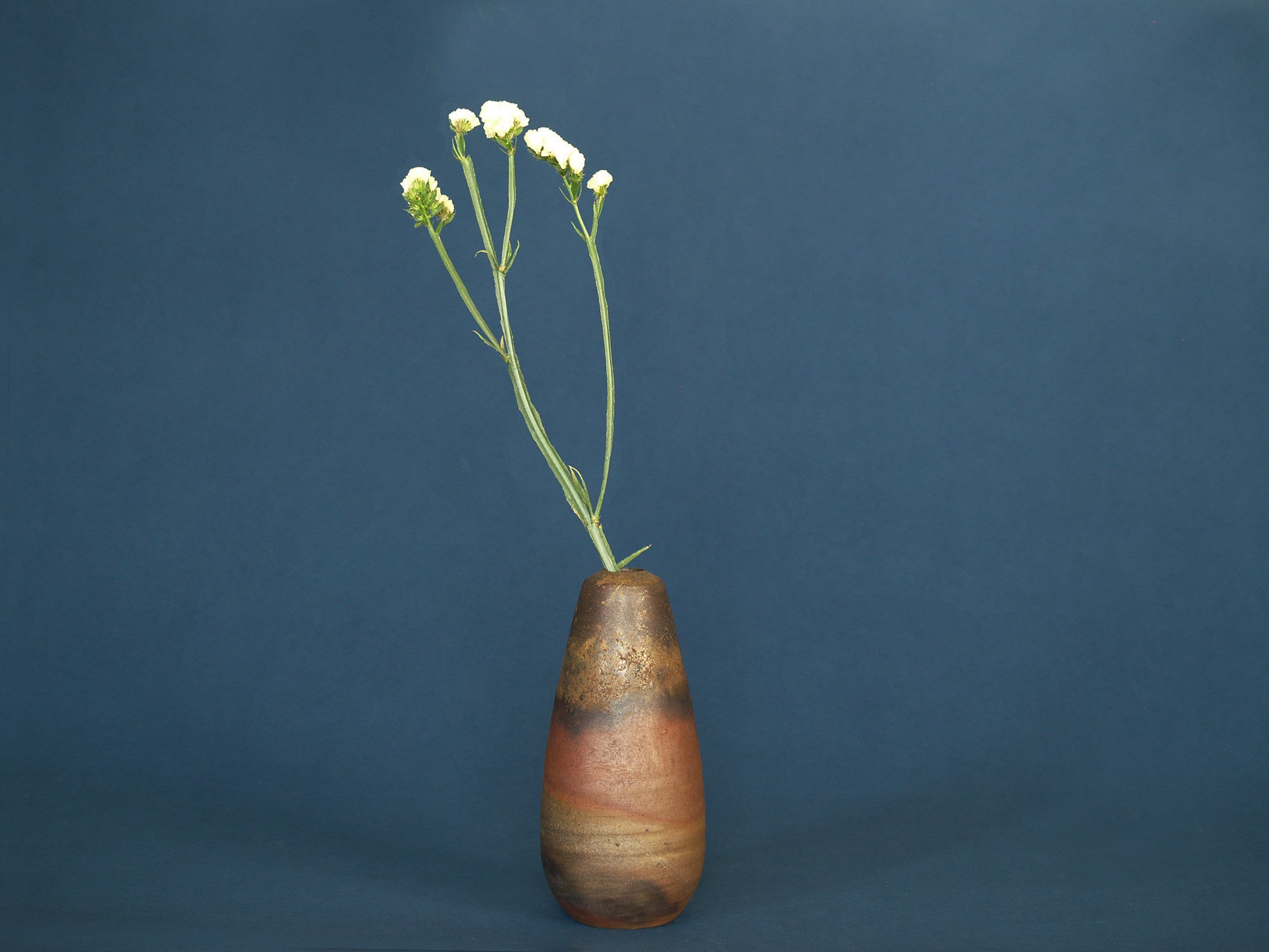 Vase ovoïde fuselé de Bizen, Japon (vers 1980)..Ovoid Bizen ware vase, Japan (ca. 1980)