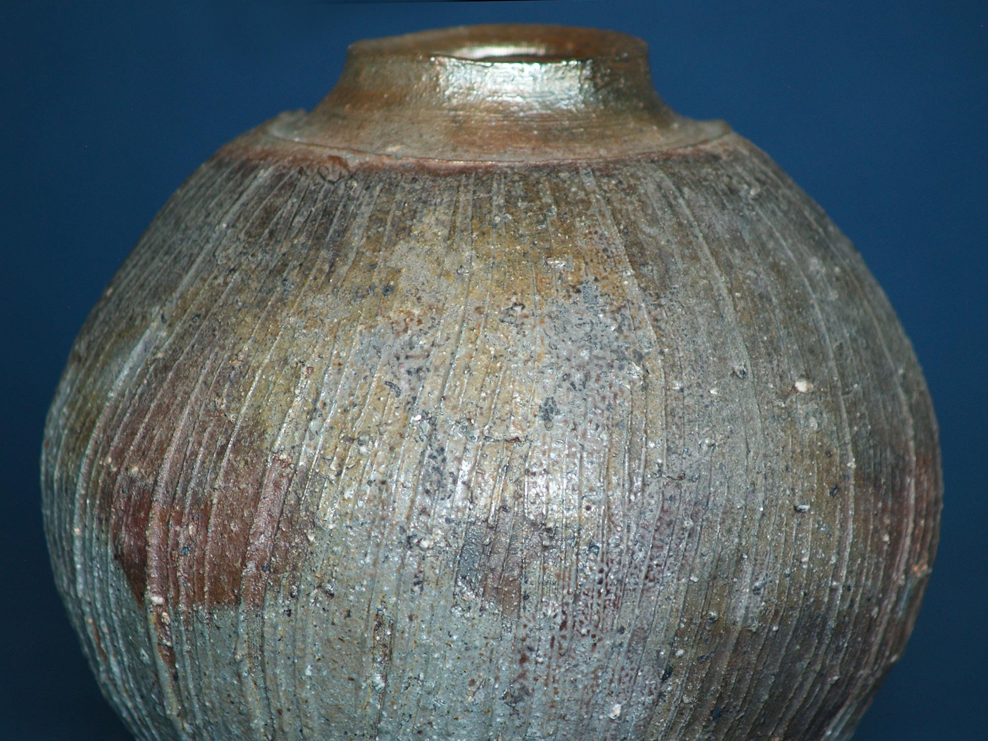 Vase boule scarifié de Kimura Yukei, Japon (vers 1980)..Round Bizen ware vase by Kimura Yukei, Japan (ca. 1980)