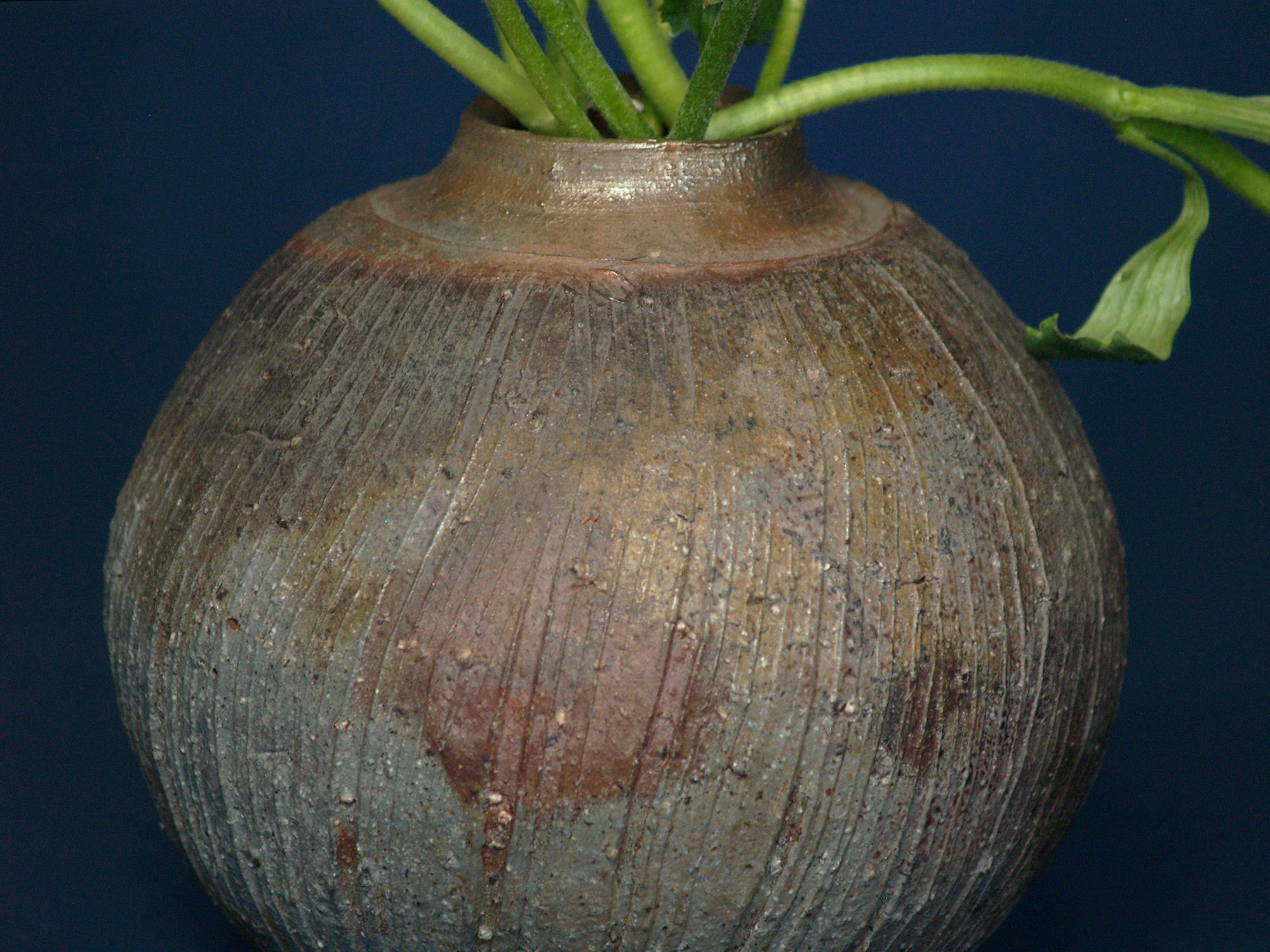 Vase boule scarifié de Kimura Yukei, Japon (vers 1980)..Round Bizen ware vase by Kimura Yukei, Japan (ca. 1980)