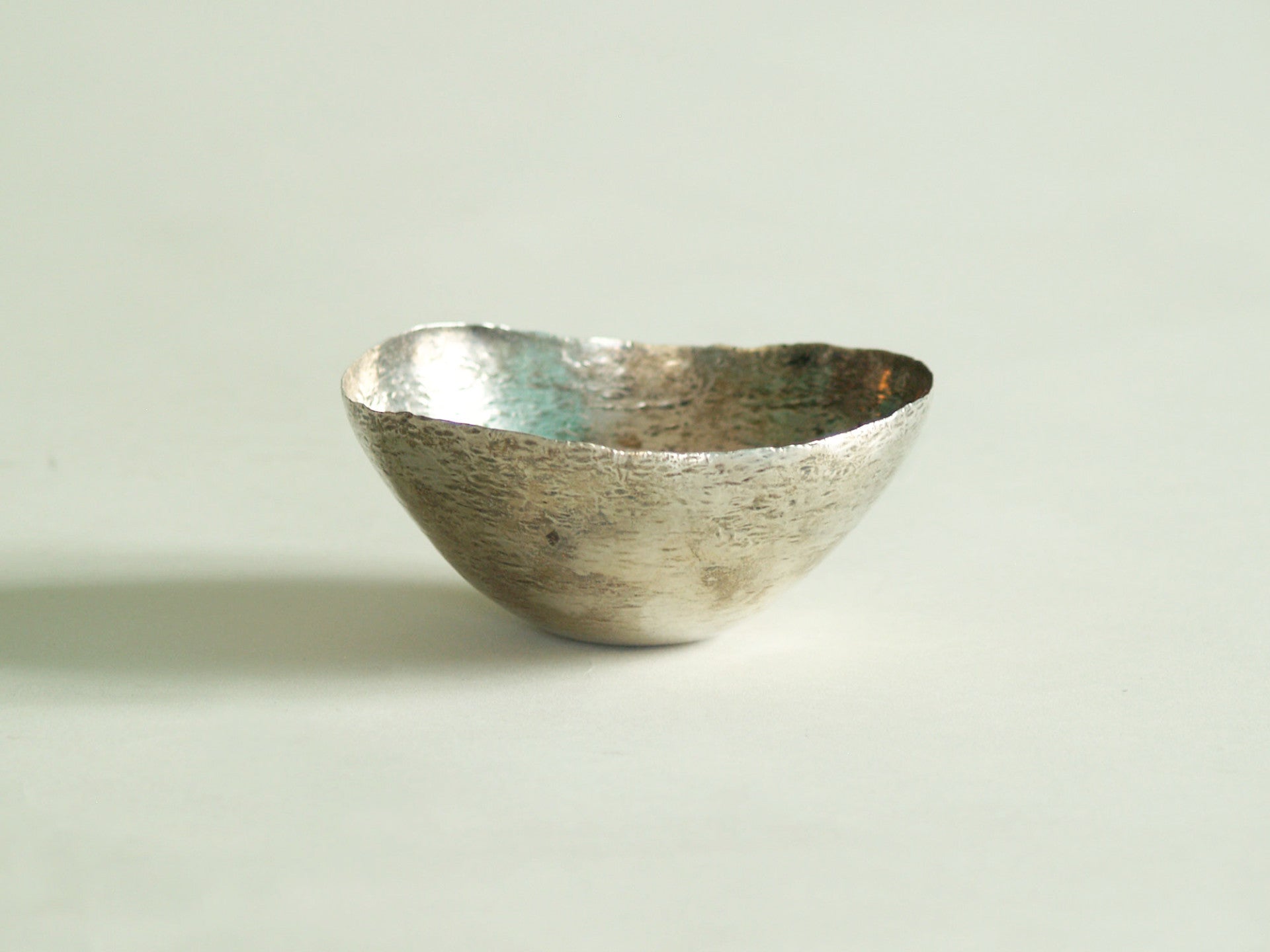 Coupe en argent martelé de Mario Pinton, Italie (vers 1960)..Silver hammered bowl by Mario Pinton, Italy (circa 1960)