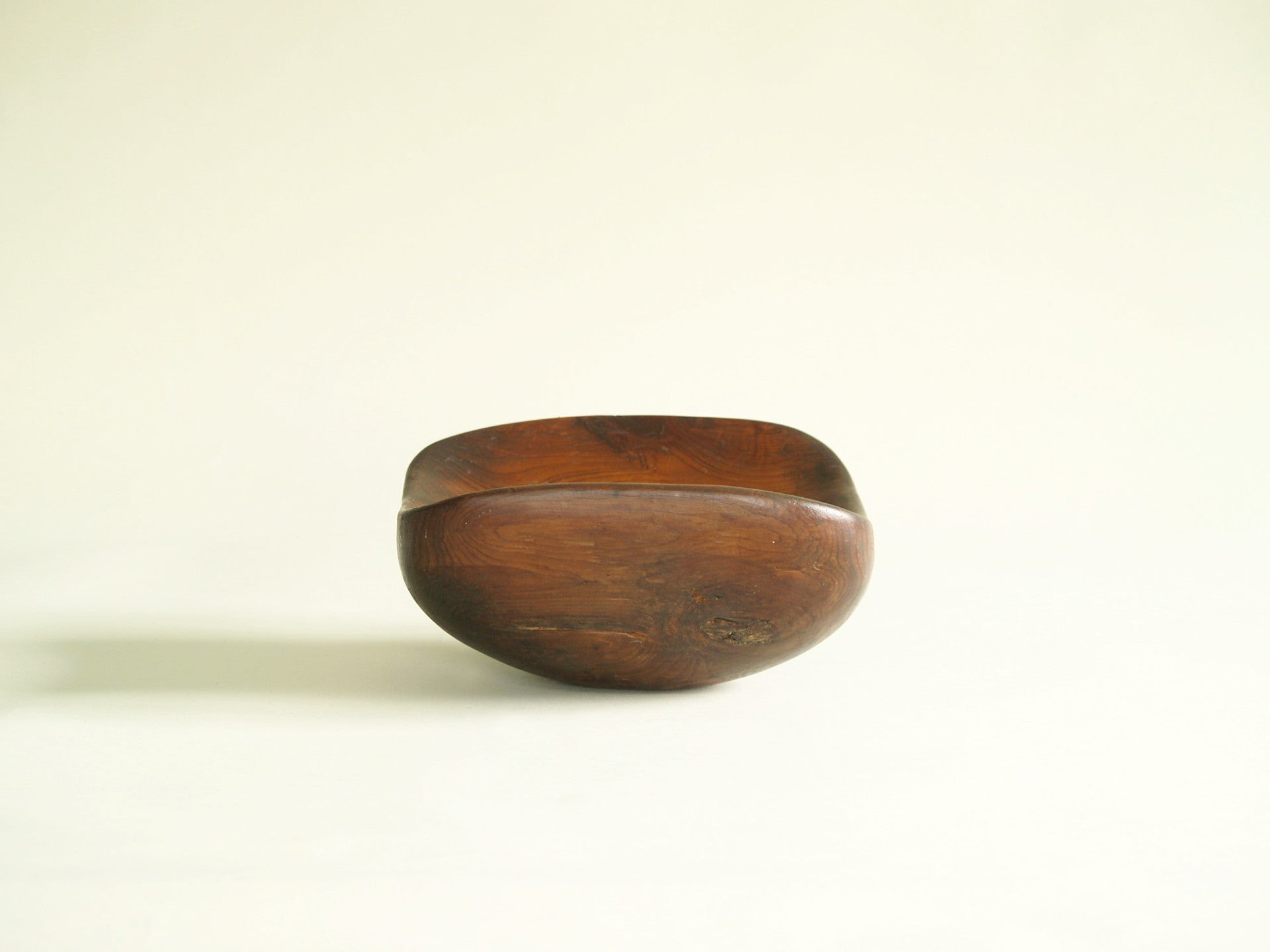 Coupe monoxyle culbuto en orme, France (vers 1950)..Large carved elm wood culbuto Bowl, France (circa 1950)