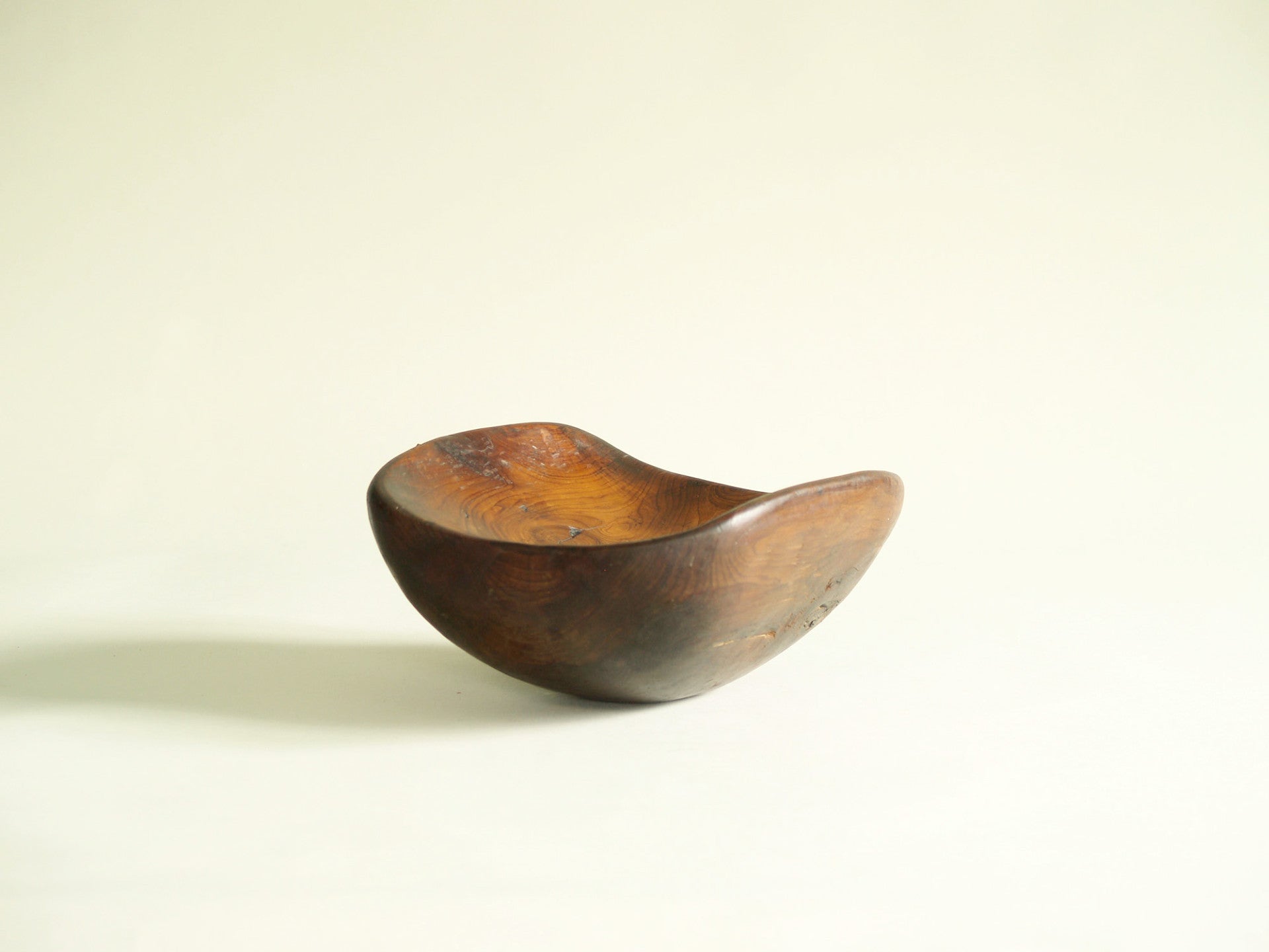 Coupe monoxyle culbuto en orme, France (vers 1950)..Large carved elm wood culbuto Bowl, France (circa 1950)