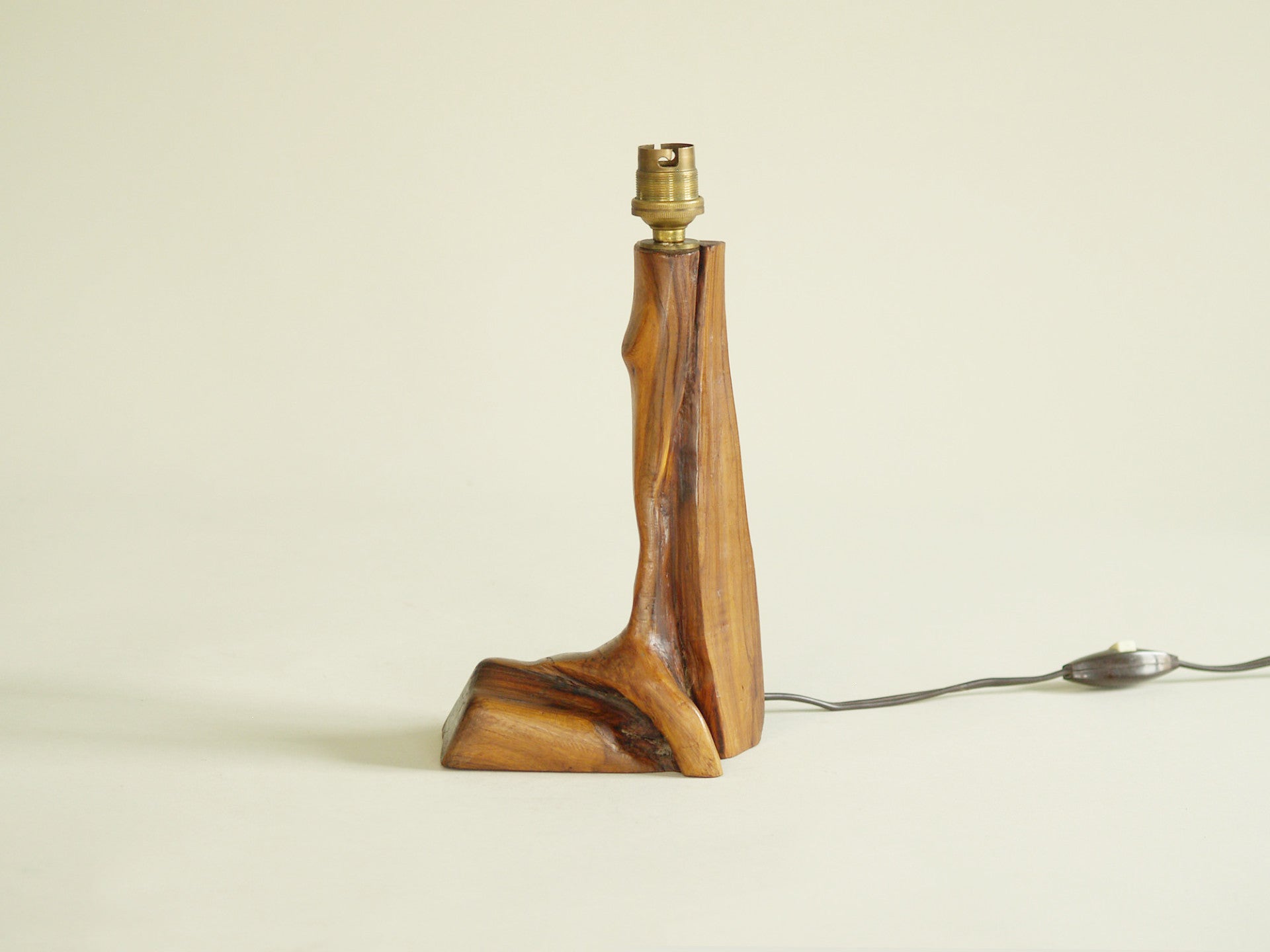 Lampe de table organique en olivier, France (vers 1950)..Free form biomorphic wood lamp, France (circa 1950)