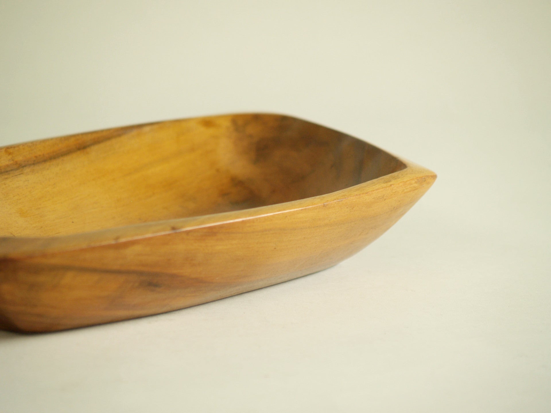 Rare coupe monoxyle de forme libre en sycomore, France (vers 1955)..Rare sycamore freeform carved bowl, France (circa 1955)