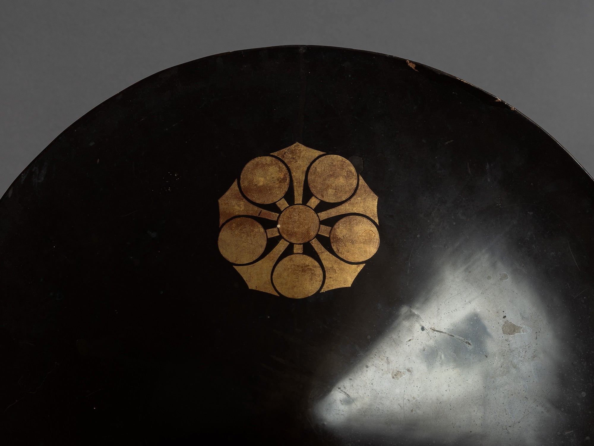 Jingasa, casque de samourai en laque du clan Sagara, Japon (Époque Edo)..Rare lacquer Jingasa, samurai helmet from Sagara clan, Japan (Edo period)
