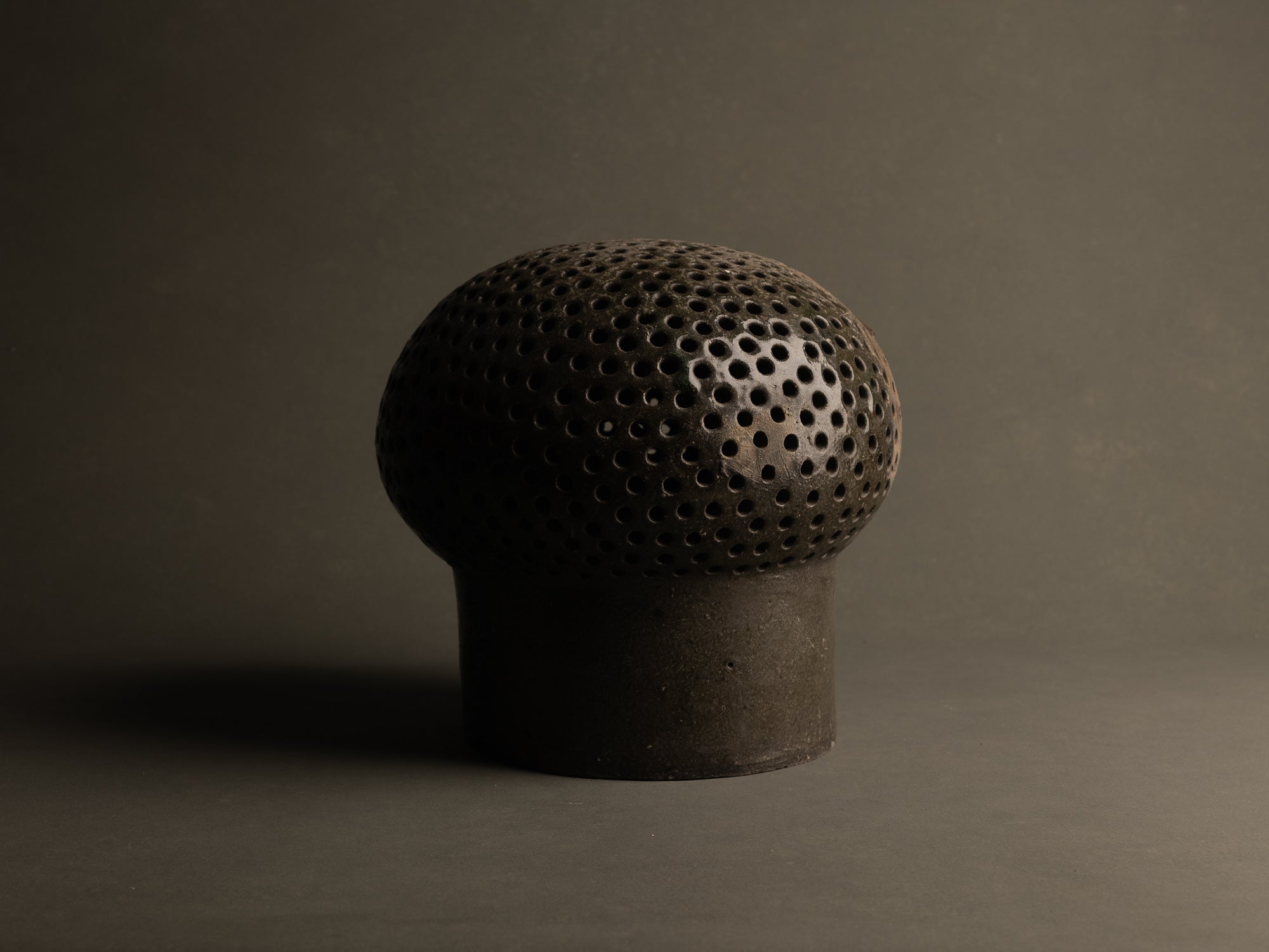 Mitate, Lampe&#x2011;sculpture biomorphique, France (1/2)..Mitate, Biomorphic saltglazed stoneware sculptural Lamp, France (1/2)