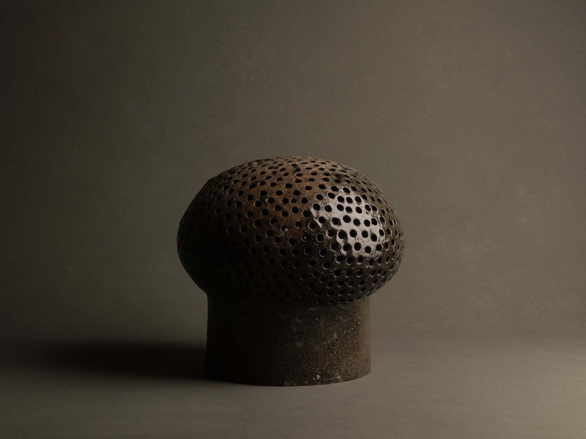 Mitate, Lampe&#x2011;sculpture biomorphique, France (1/2)..Mitate, Biomorphic saltglazed stoneware sculptural Lamp, France (1/2)