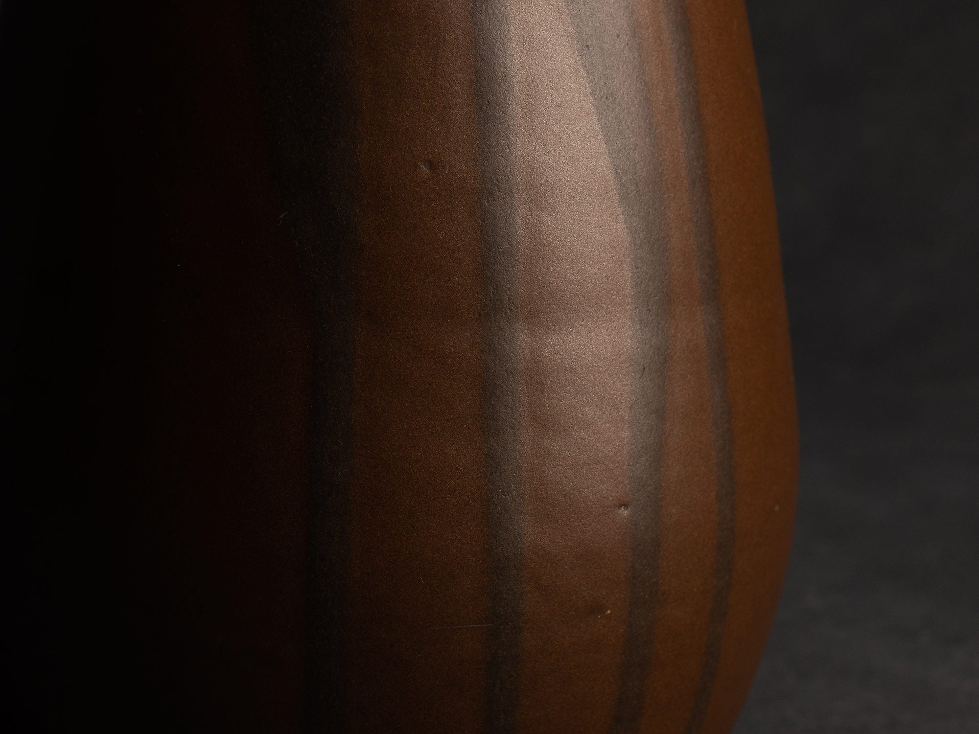 Grand vase tronconique lobé en grès japonisant de Léon Pointu, Atelier Pointu, France (vers 1910-25)..School of Carriès, large japonisme stoneware vase by Léon Pointu, Atelier Pointu, France (circa 1910-25)