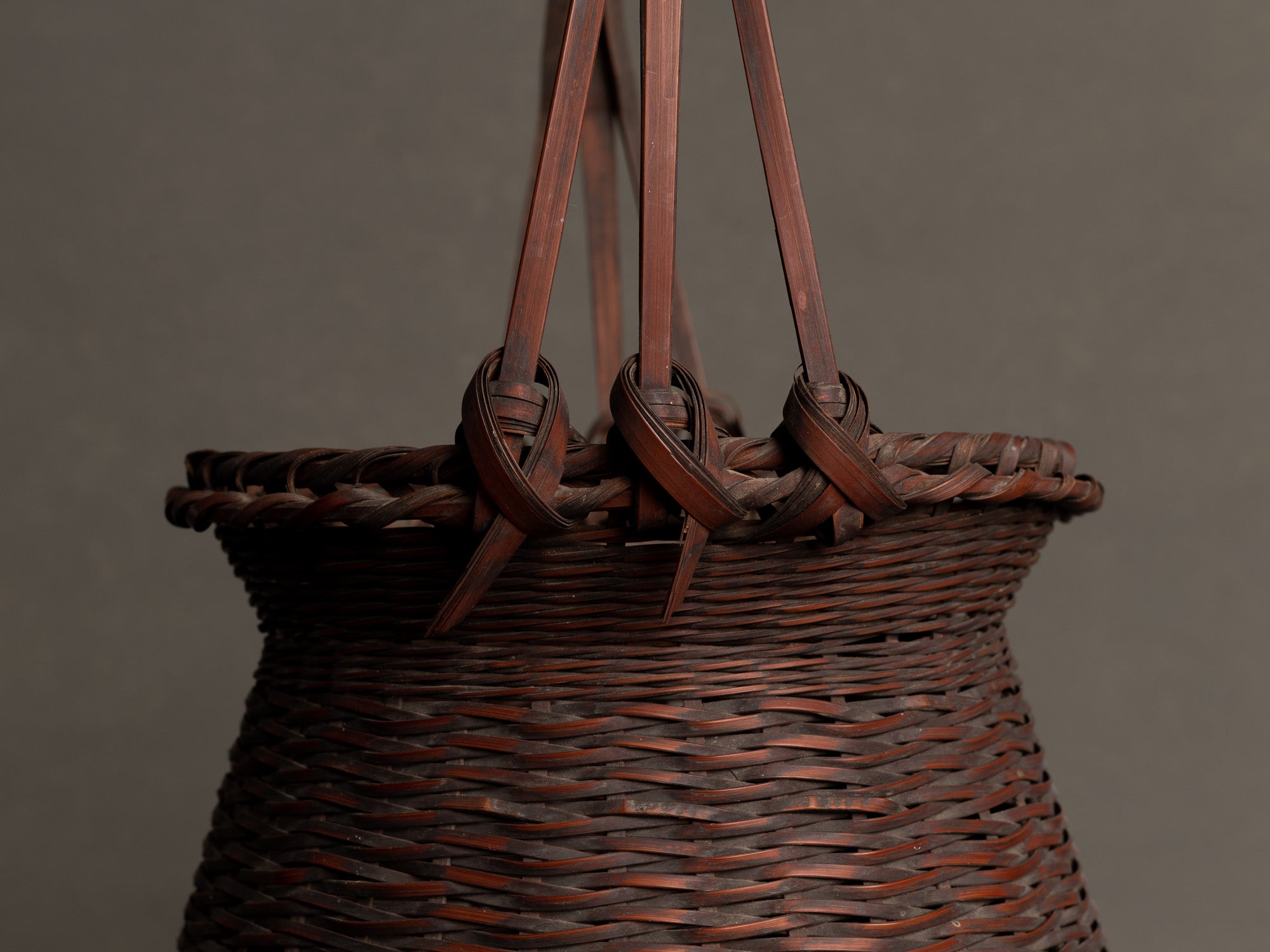 Hanakago, haut panier à anse pour l'ikebana, Japon (Ére Taishō / Début ère Shōwa)..Huge shitatare-ami hanakago Ikebana bamboo flower basket, Japan (Taishō era / early Shōwa era)