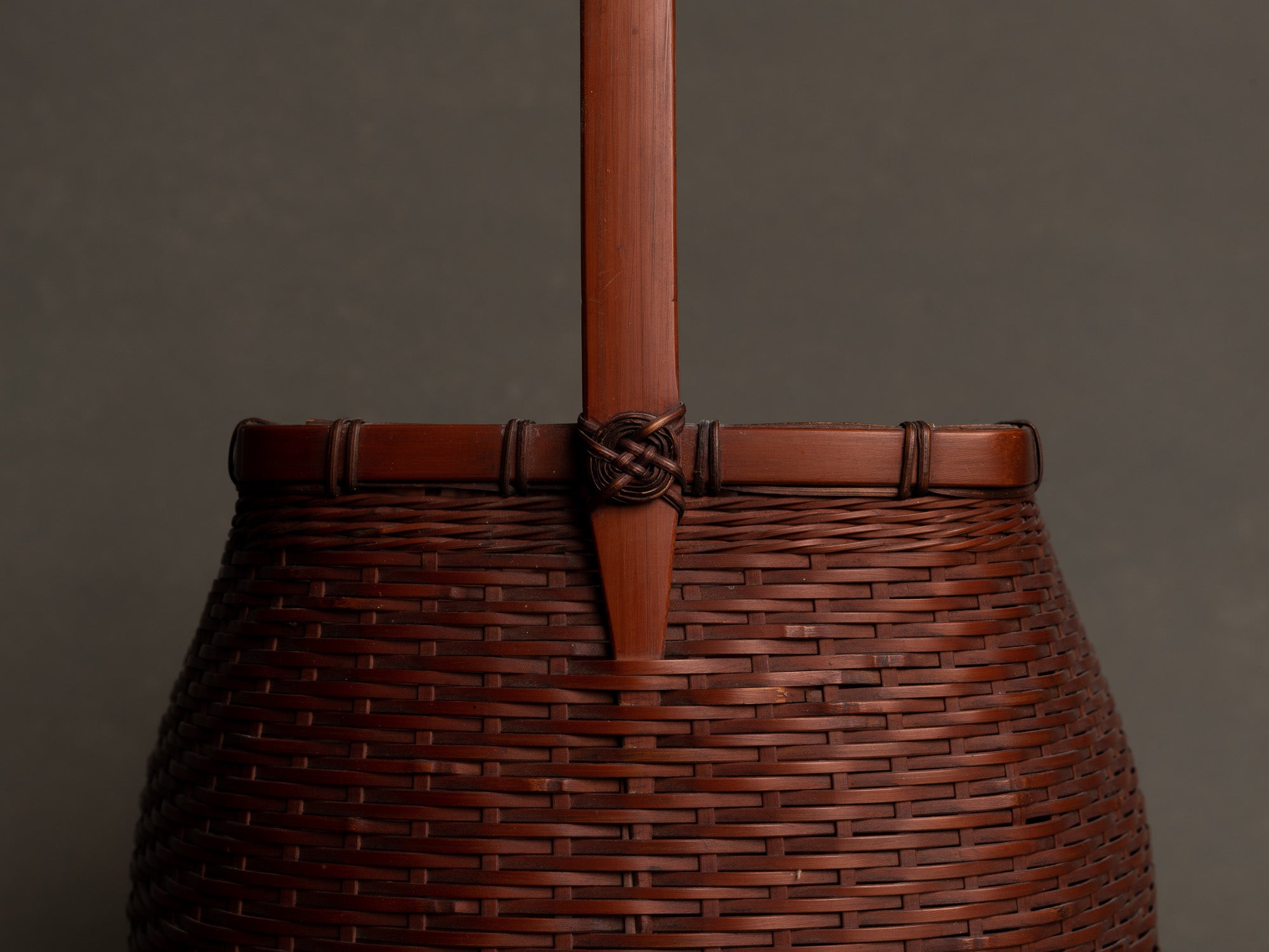 Rare Hanakago, panier rectangulaire à anse pour l'ikebana, Japon (Ère Shōwa)..Rare rectangular hanakago Ikebana bamboo basket with handle, Japan (Shōwa era)