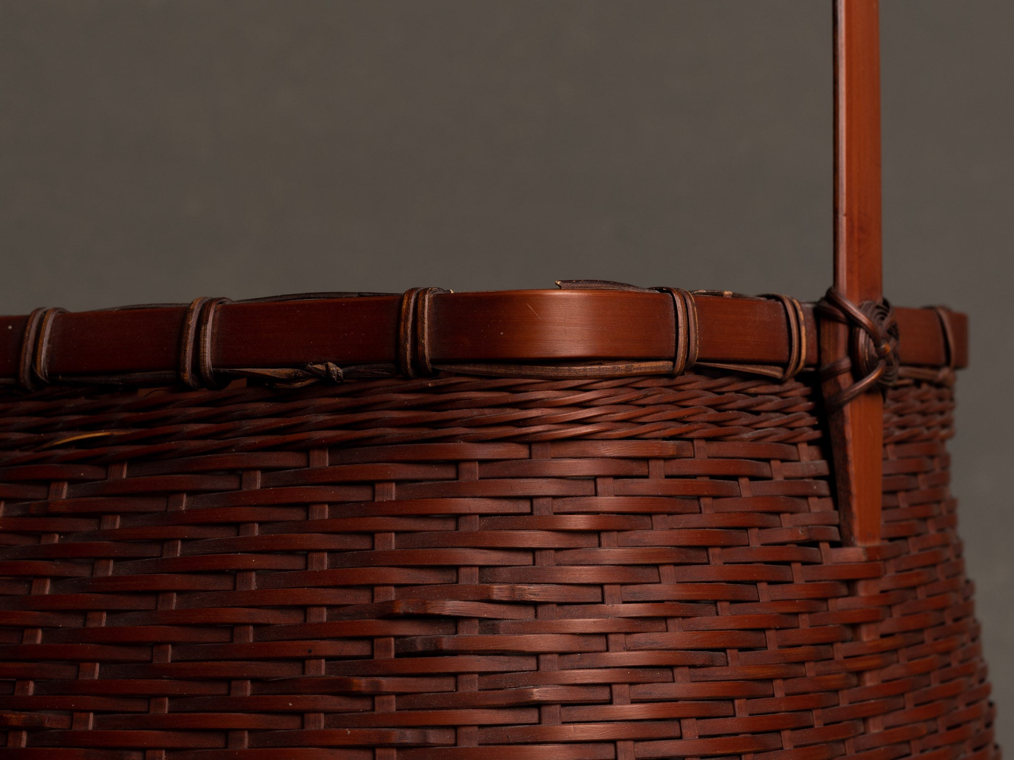Rare Hanakago, panier rectangulaire à anse pour l'ikebana, Japon (Ère Shōwa)..Rare rectangular hanakago Ikebana bamboo basket with handle, Japan (Shōwa era)