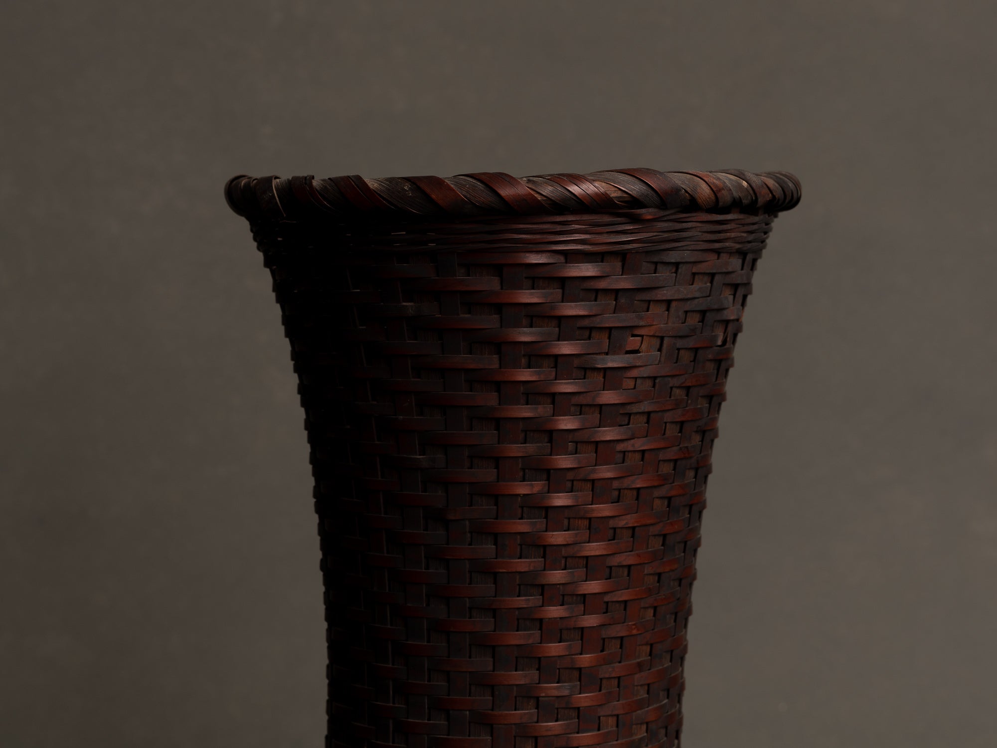 Hanakago, vase cornet en bambou pour l'ikebana, Japon (Ère Taishō / début ère Shōwa)..Hanakago, bamboo diabolo shaped vase for ikebana, Japan (Taishō era / early Shōwa era)