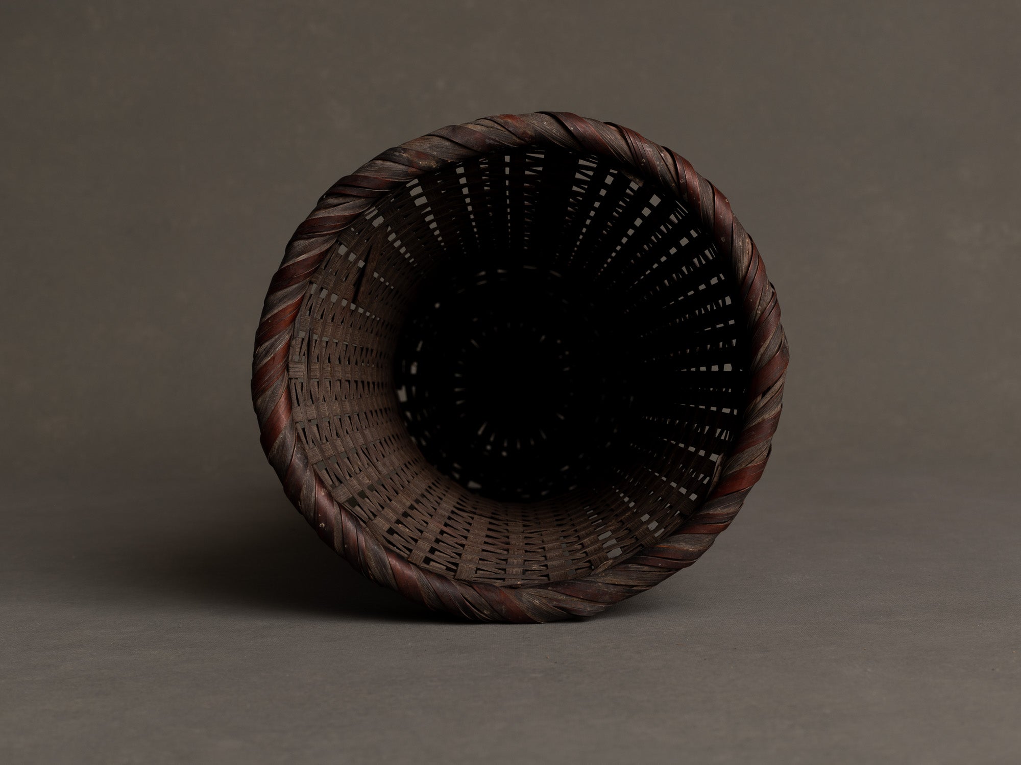 Hanakago, vase cornet en bambou pour l'ikebana, Japon (Ère Taishō / début ère Shōwa)..Hanakago, bamboo diabolo shaped vase for ikebana, Japan (Taishō era / early Shōwa era)