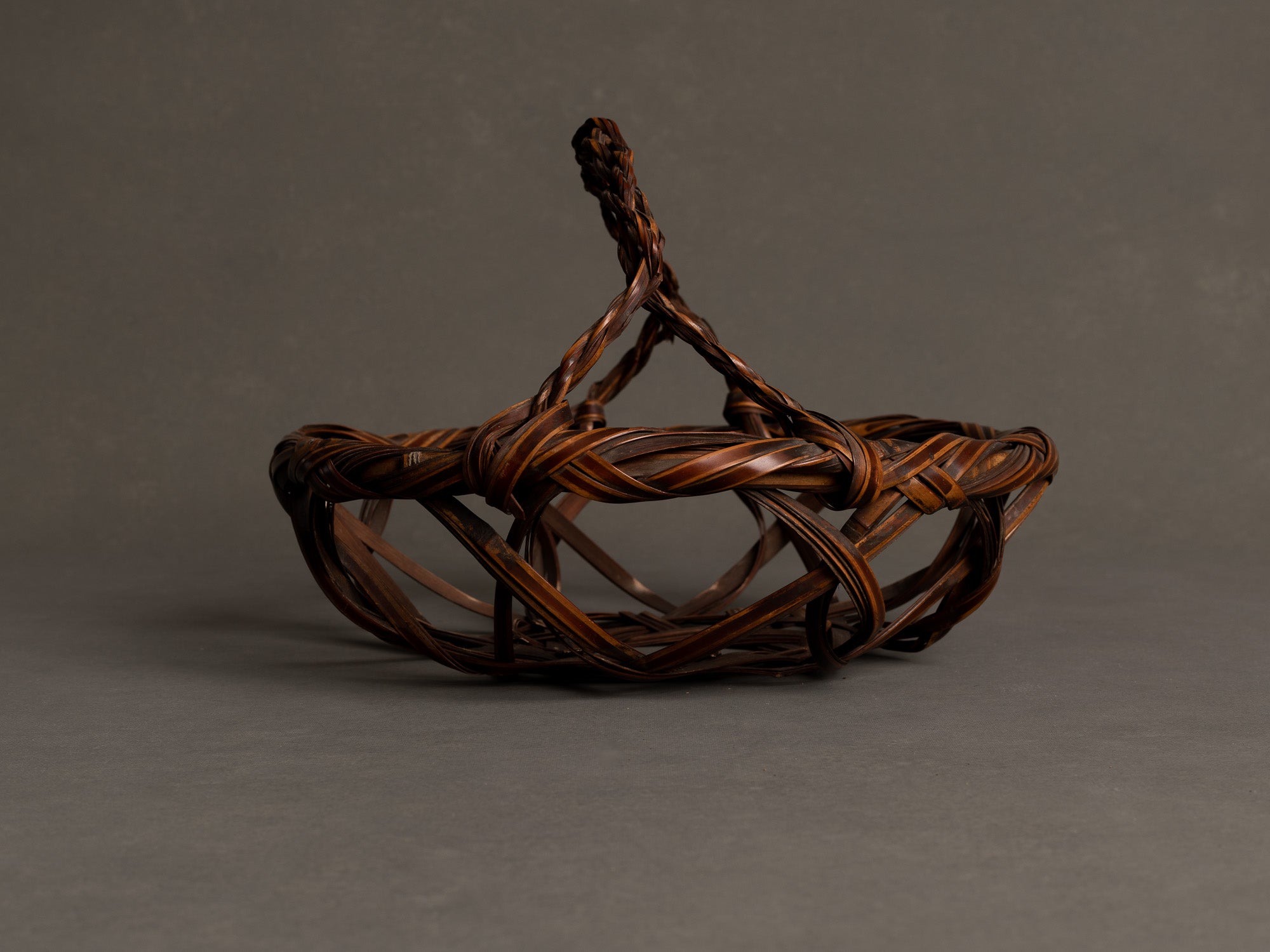 Corbeille en forme de Kashiki à anse cordée pour l'ikebana, Japon (Ère Shōwa)..Basket for ikebana, Kashiki shaped with rope style handle, Japan (Shōwa era)