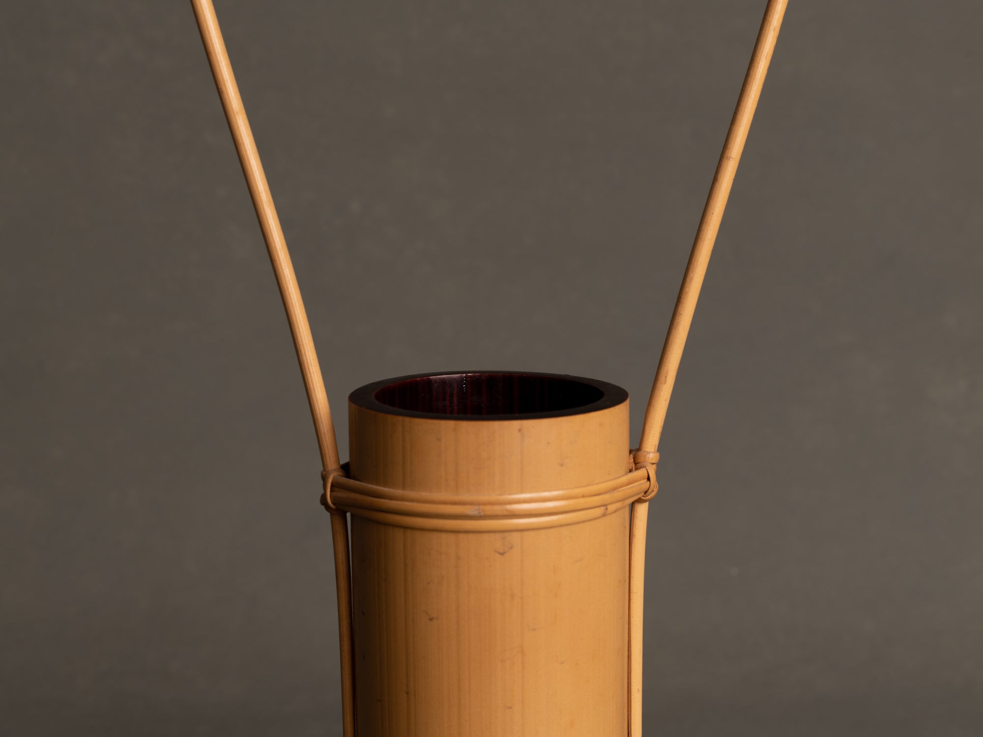 Kayoi tsudzu hanaire, vase en bambou pour la cérémonie du thé, suiveur de Shōno Shōunsai, Japon (Ère Shōwa)..Kayoi tsudzu hanaire, Shōno Shōunsai style madake Bamboo flower vase for tea ceremony chabana, Japan (Shōwa era)