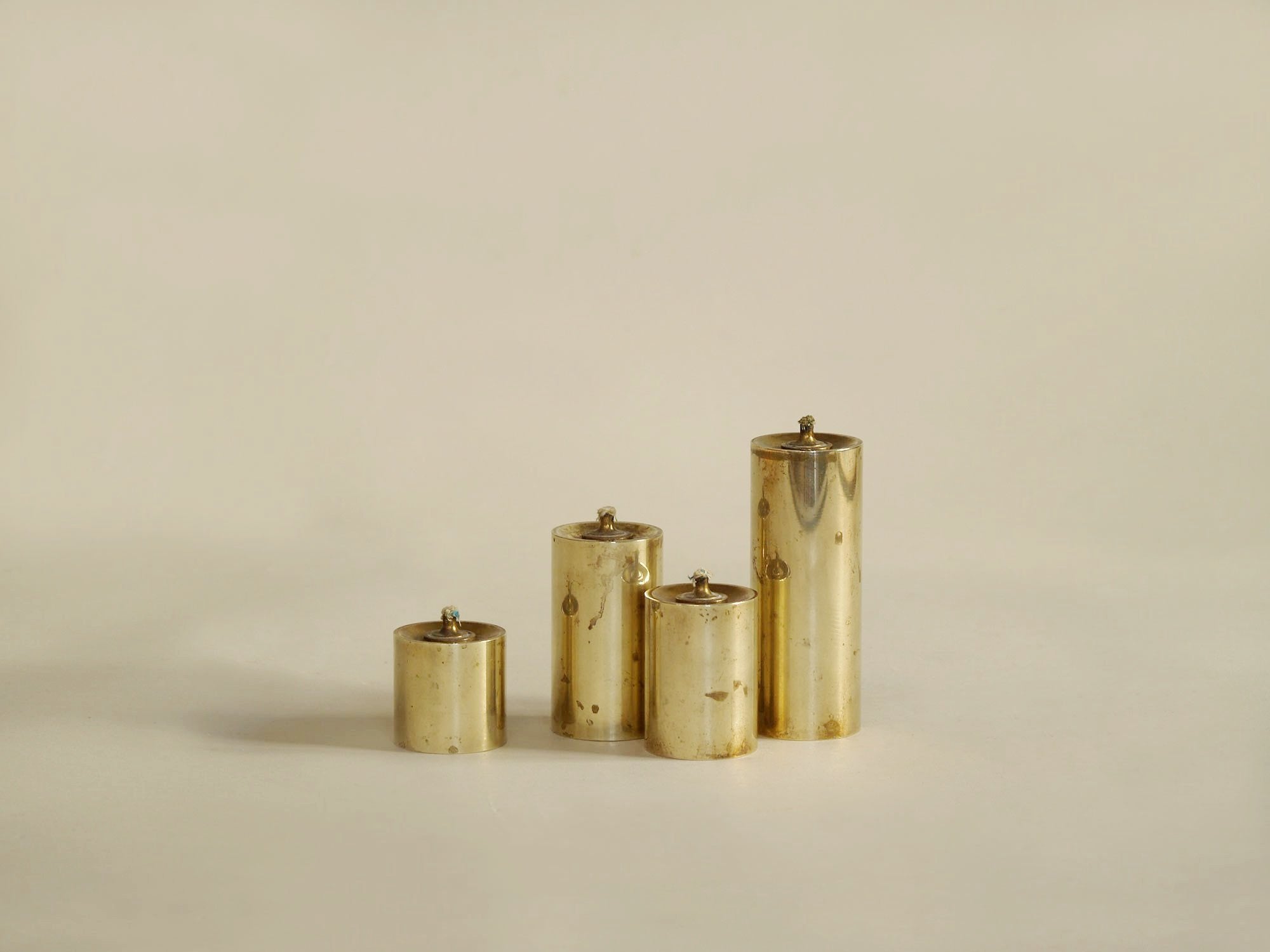 Série de quatre flambeaux modernistes à huile, Danemark (vers 1955)..Set of 4 modernist Candle holders, Denmark (circa 1955)