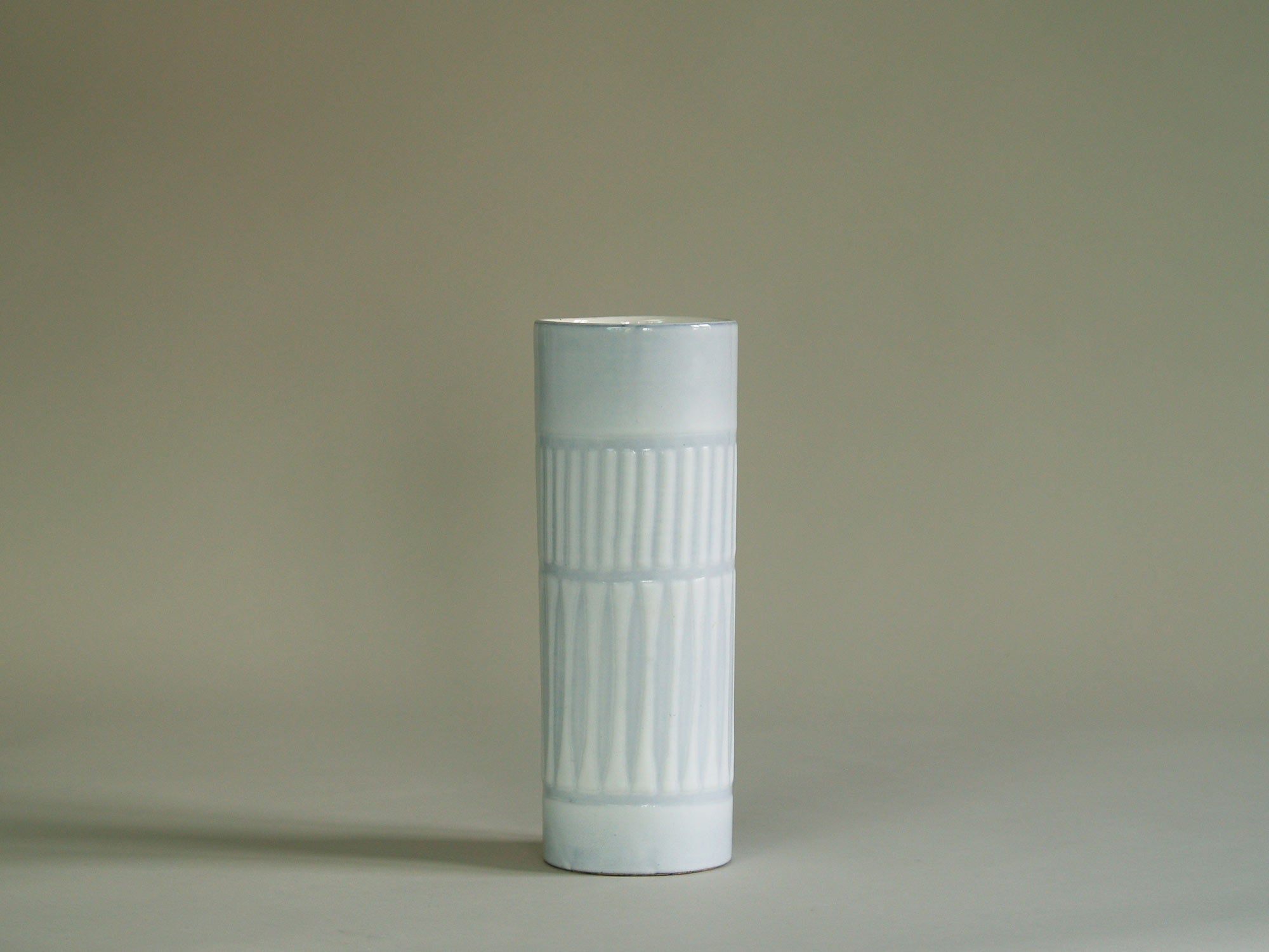 Vase rouleau de Roger Capron, France (vers 1955)..Cylindric vase by Roger Capron, France (circa 1955)