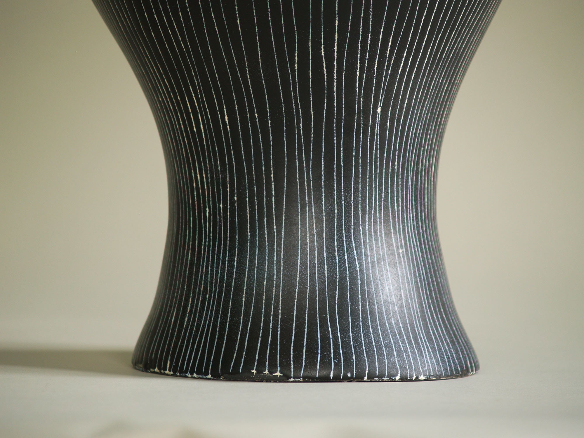 Vase corolle de Jean de Lespinasse, France (vers 1958)..Free form Vase by Jean de Lespinasse, France (circa 1958)