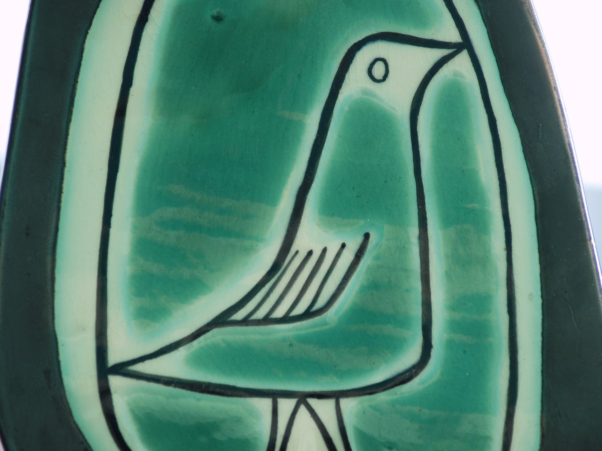 Plaque biomorphique à décor d’oiseau d'Yvette Manoy, Belgique (vers 1958)..Zoomorphic tray sculpture by Yvette Manoy, Belgium (circa 1958)