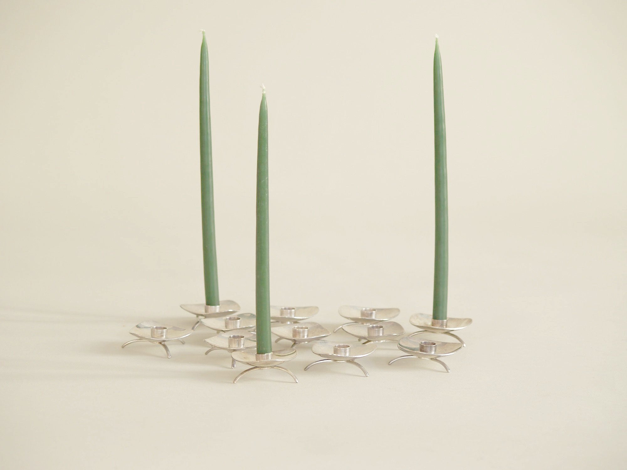 Ensemble de 12 bougeoirs attribués à Hans Bunde pour Cohr Atla, Danemark (vers 1959)..Rare set of 12 Cohr Atla candle holders attributed to Hans Bunde, Denmark (circa 1959)