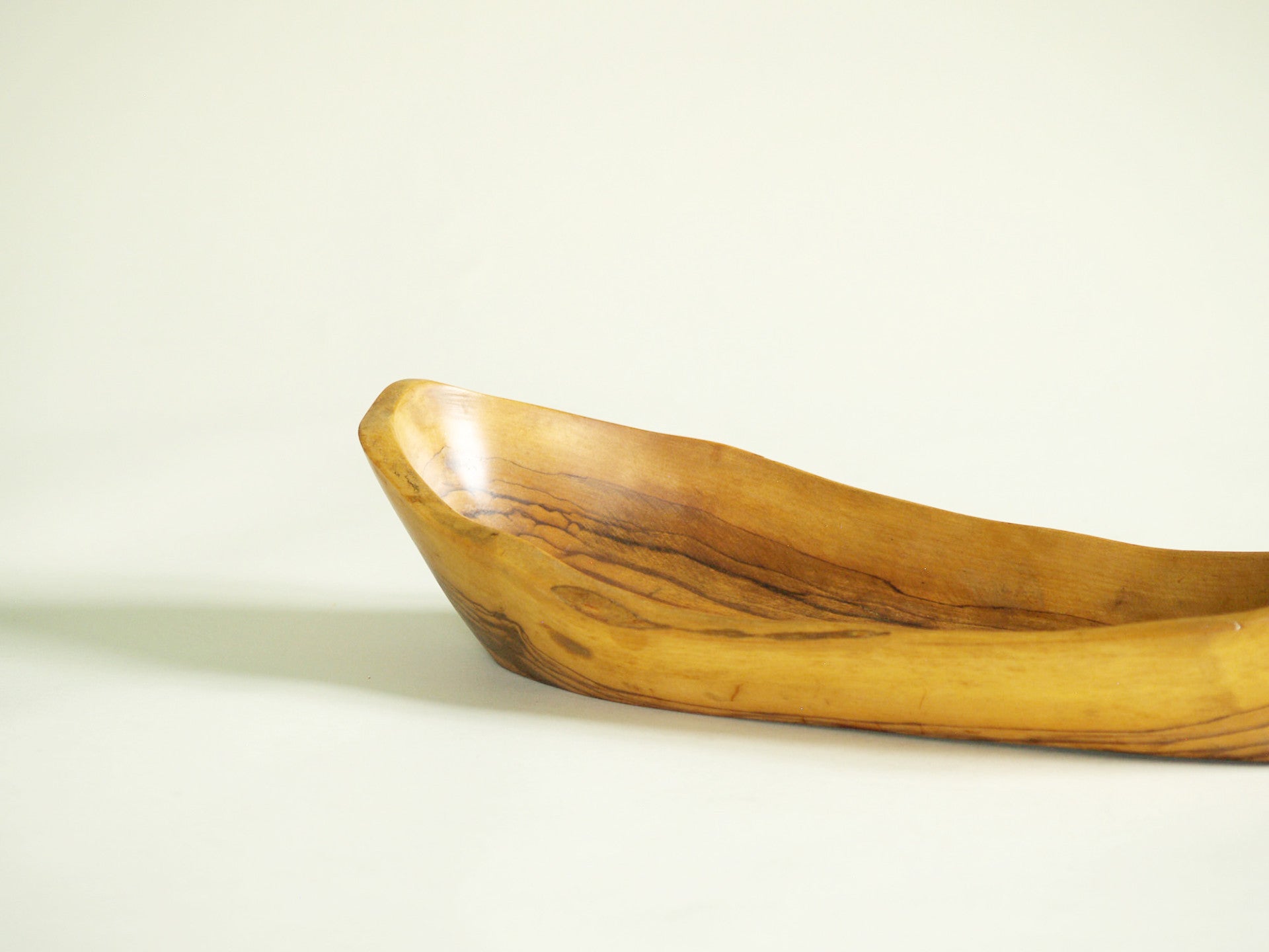 Coupe monoxyle de forme navette, France (vers 1950)..boat-shaped carved bowl, France (circa 1950)